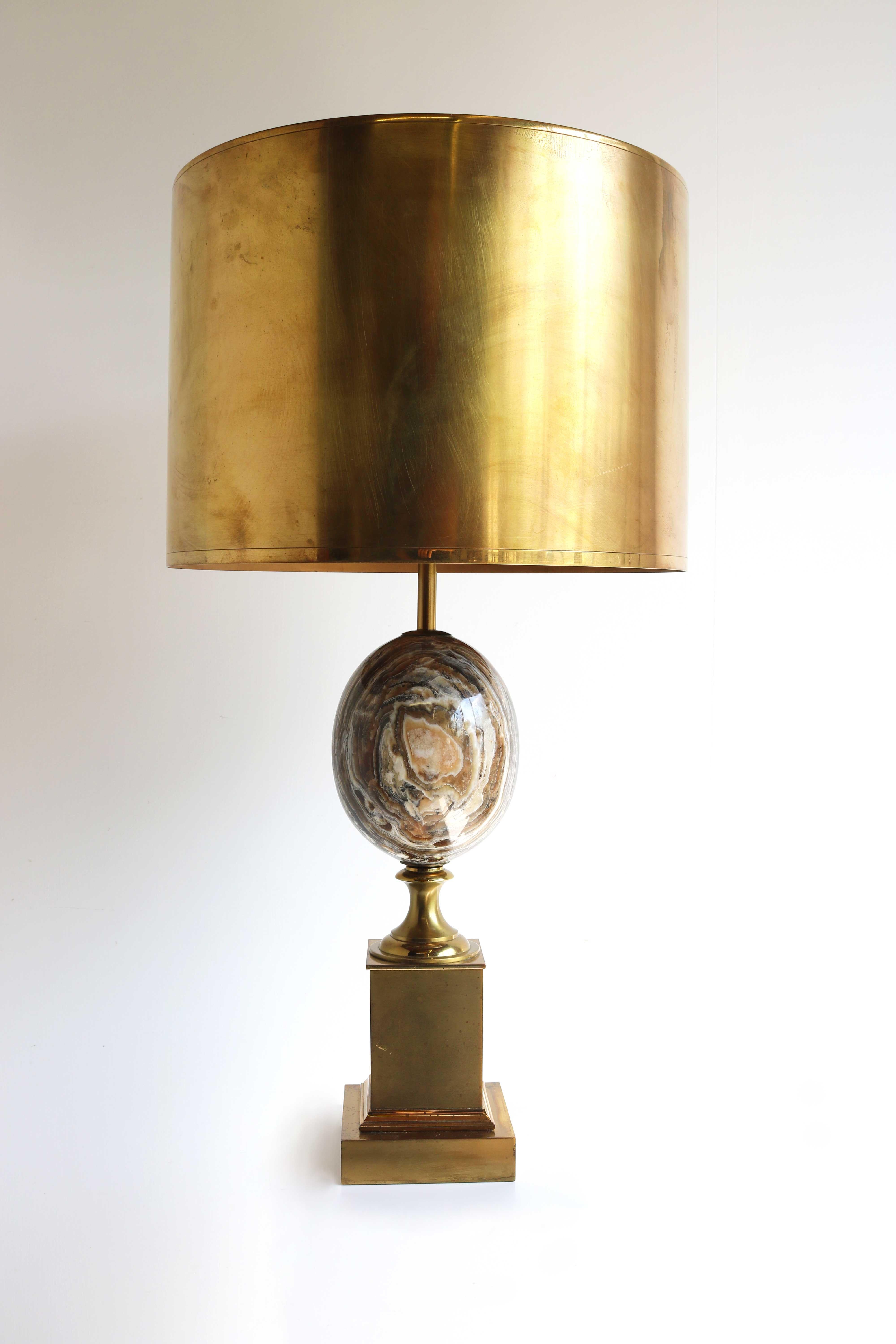 Marble egg table lamp/ desk light Signed by Maison Charles, France 1960s

We present you a beautiful chic table lamp, signed by Maison Charles. Fully handmade in the 1960’s in France by the ateliers of Charles. Marble egg on a solid brass pedestal