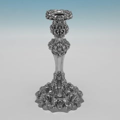 Coppia di candelieri in argento sterling di design Regency realizzati nel 1821