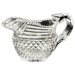 Pichet crème de style Régence avec diamants et coupe en escalier