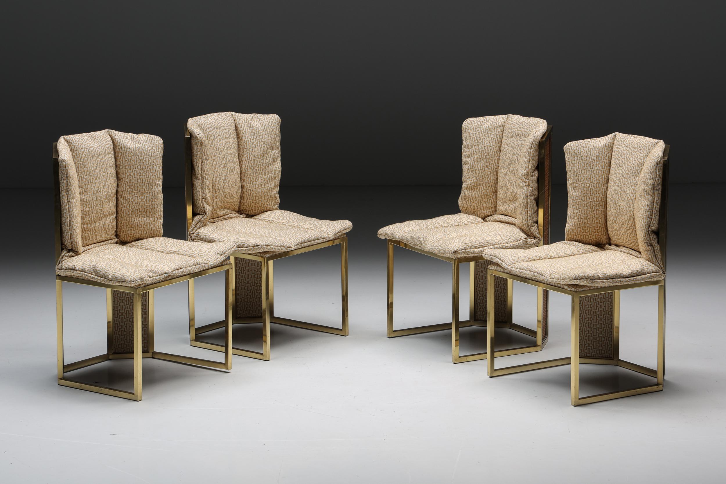 Esszimmerstühle von Romeo Rega, eine wahre Verkörperung der italienischen Handwerkskunst der 1970er Jahre. Diese Stühle spiegeln die Materialien unseres passenden achteckigen Esstisches wider und sind mit poliertem Messing und verchromten Akzenten