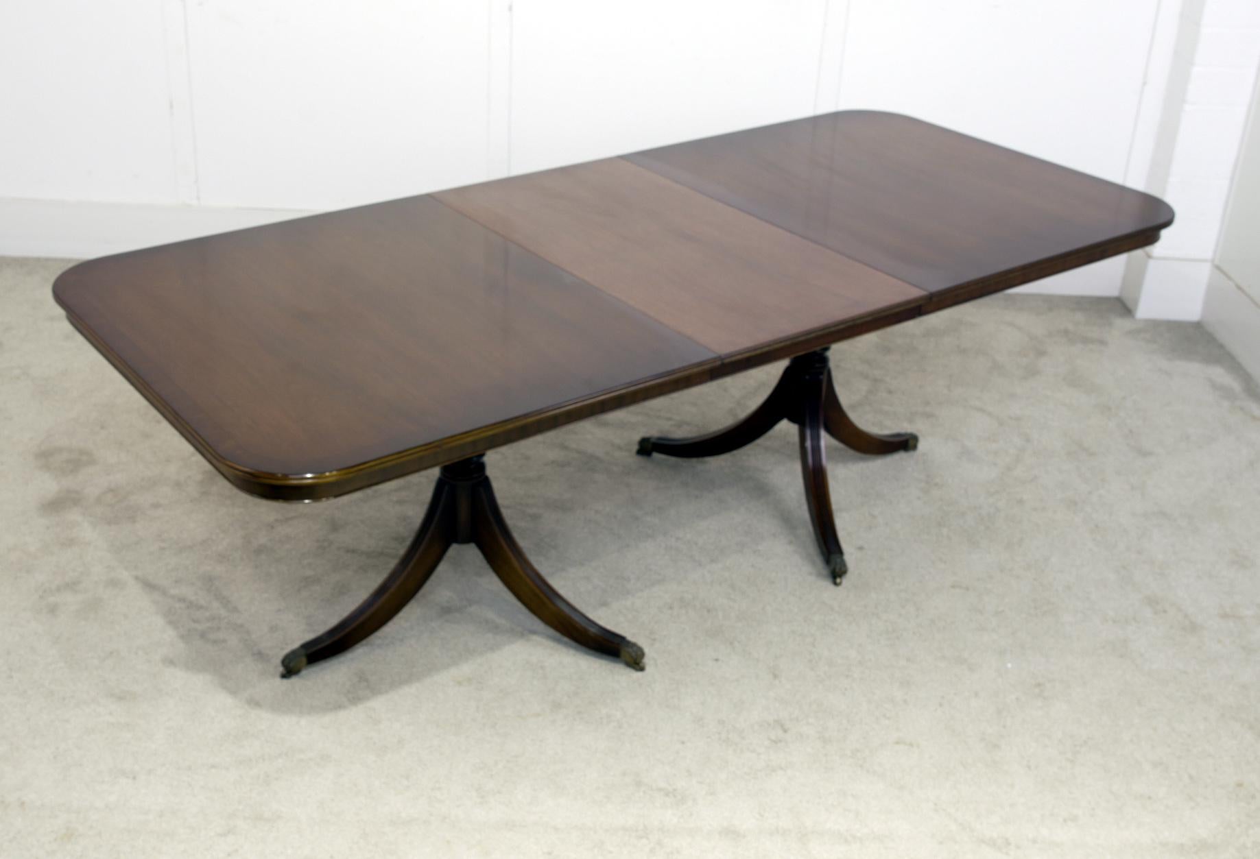 Carved Regency Dining Table and 8 Hepplewhite Chairs Set Extending For Sale