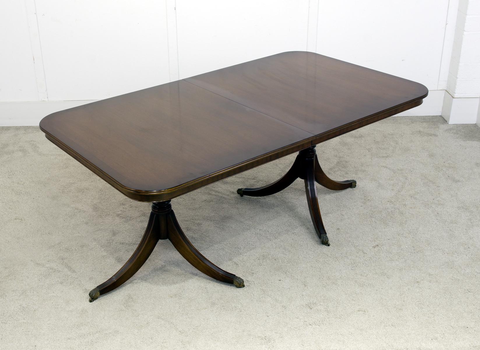 Regency Dining Table and 8 Hepplewhite Chairs Set Extending In Good Condition For Sale In Potters Bar, GB