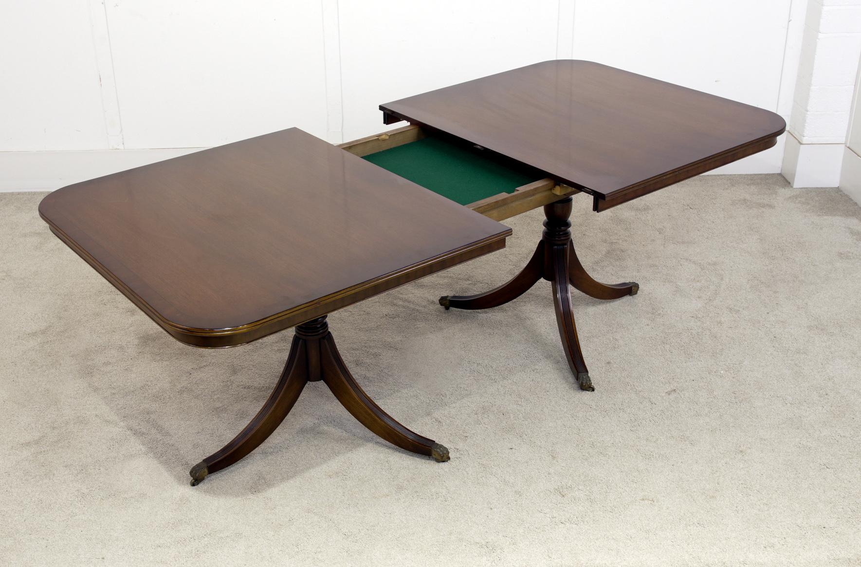 Late 20th Century Regency Dining Table and 8 Hepplewhite Chairs Set Extending For Sale