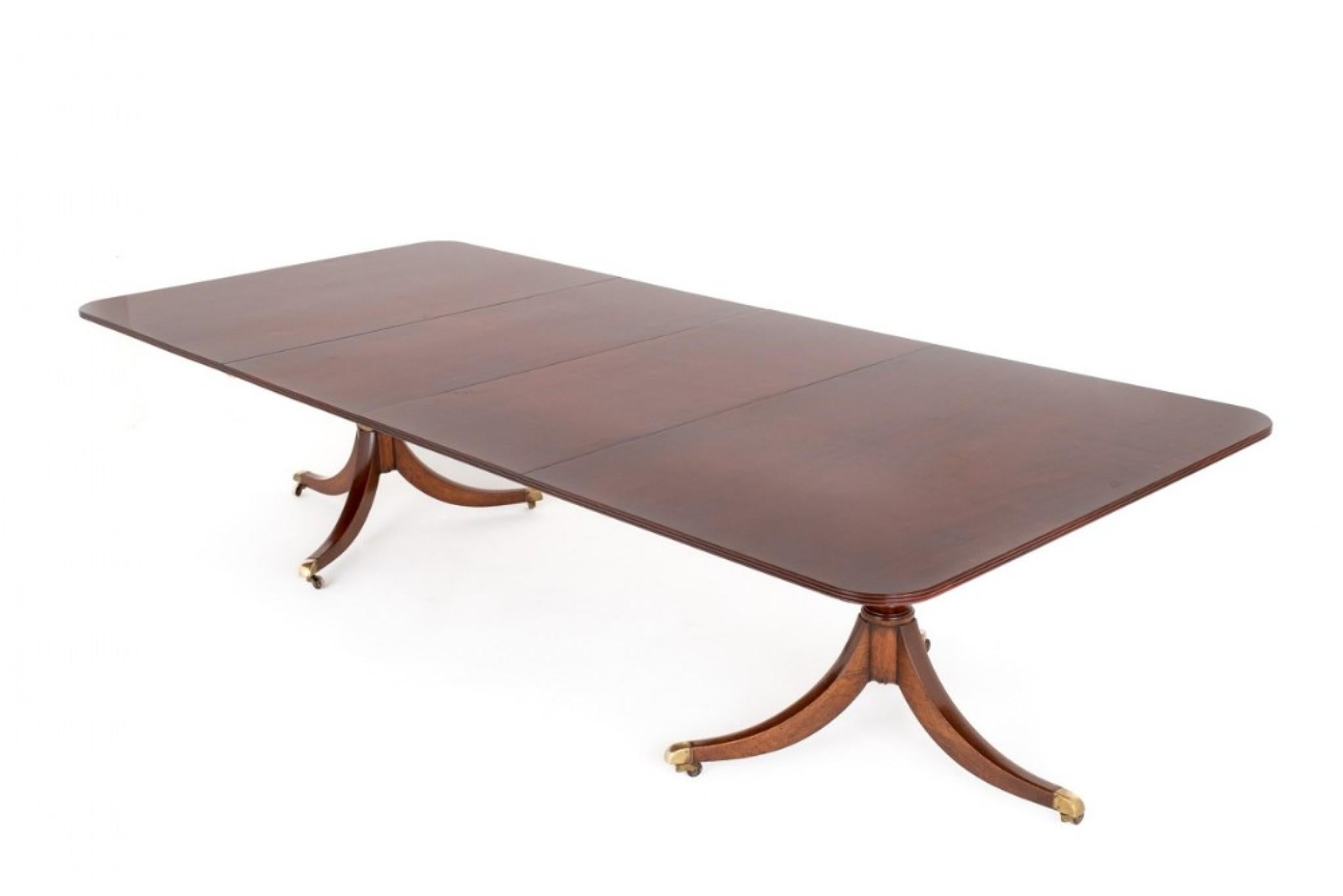 Table de salle à manger à deux pieds en acajou, d'époque Régence. 
Faites défiler les photos pour en voir d'autres - ce produit est expédié partout, n'hésitez pas à nous contacter.
Période Régence 
Cette table repose sur d'élégants Elegs avec des