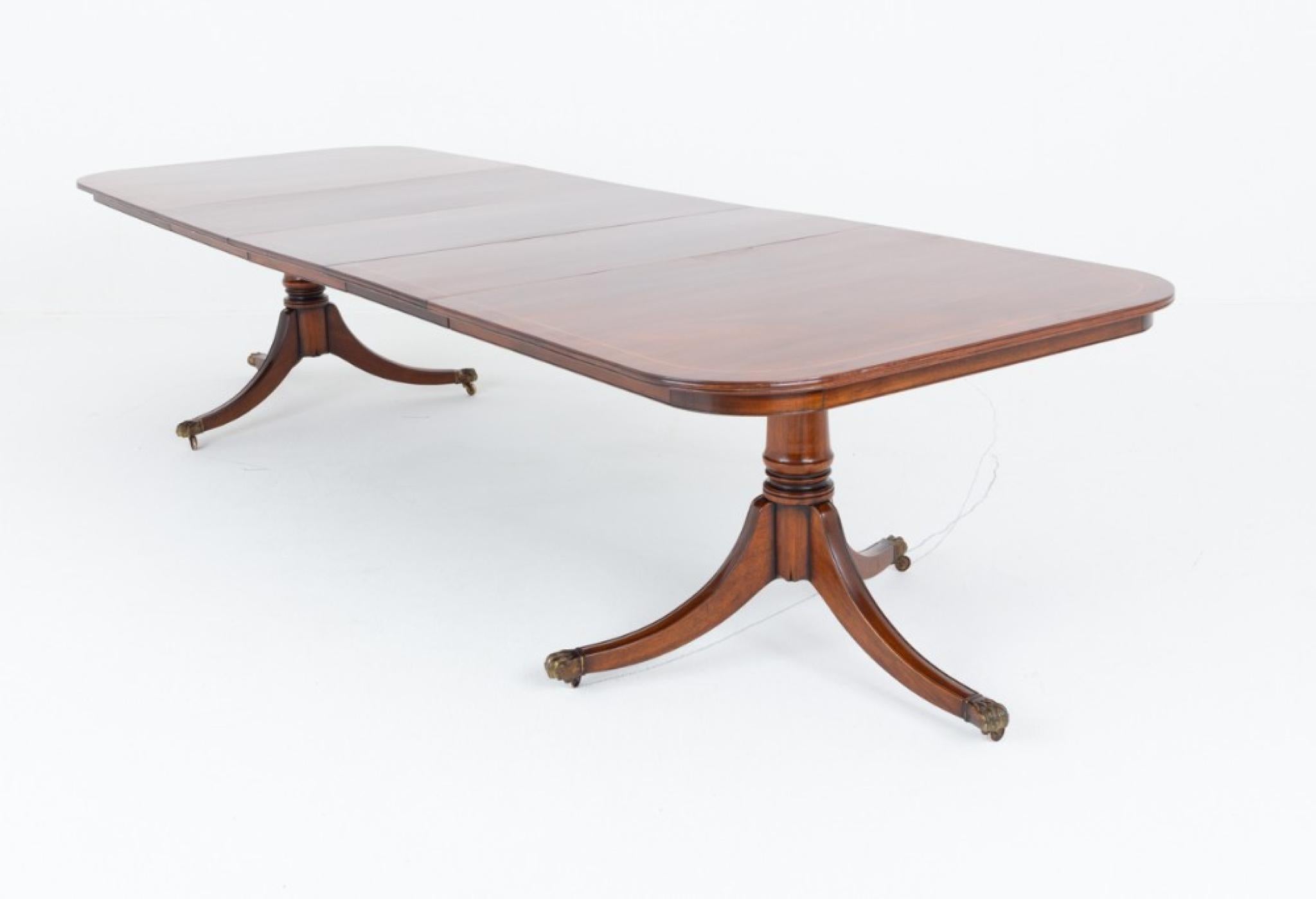 Table de salle à manger régence en acajou
Circa 1920
Nous disposons de plusieurs chaises de salle à manger assorties si vous recherchez un ensemble complet.
Le plateau de la table est en forme de 