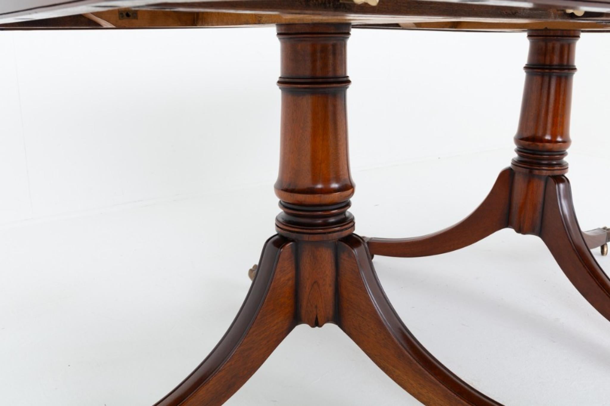 Début du 20ème siècle Table à manger Regency en acajou Revival 16 places à rallonge en vente