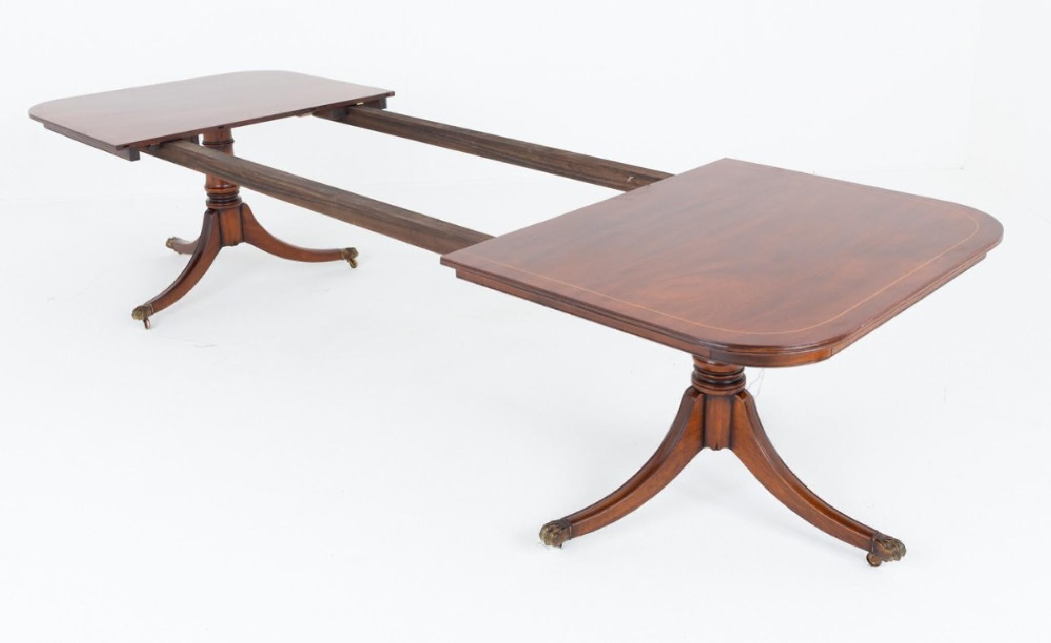 Table à manger Regency en acajou Revival 16 places à rallonge en vente 1
