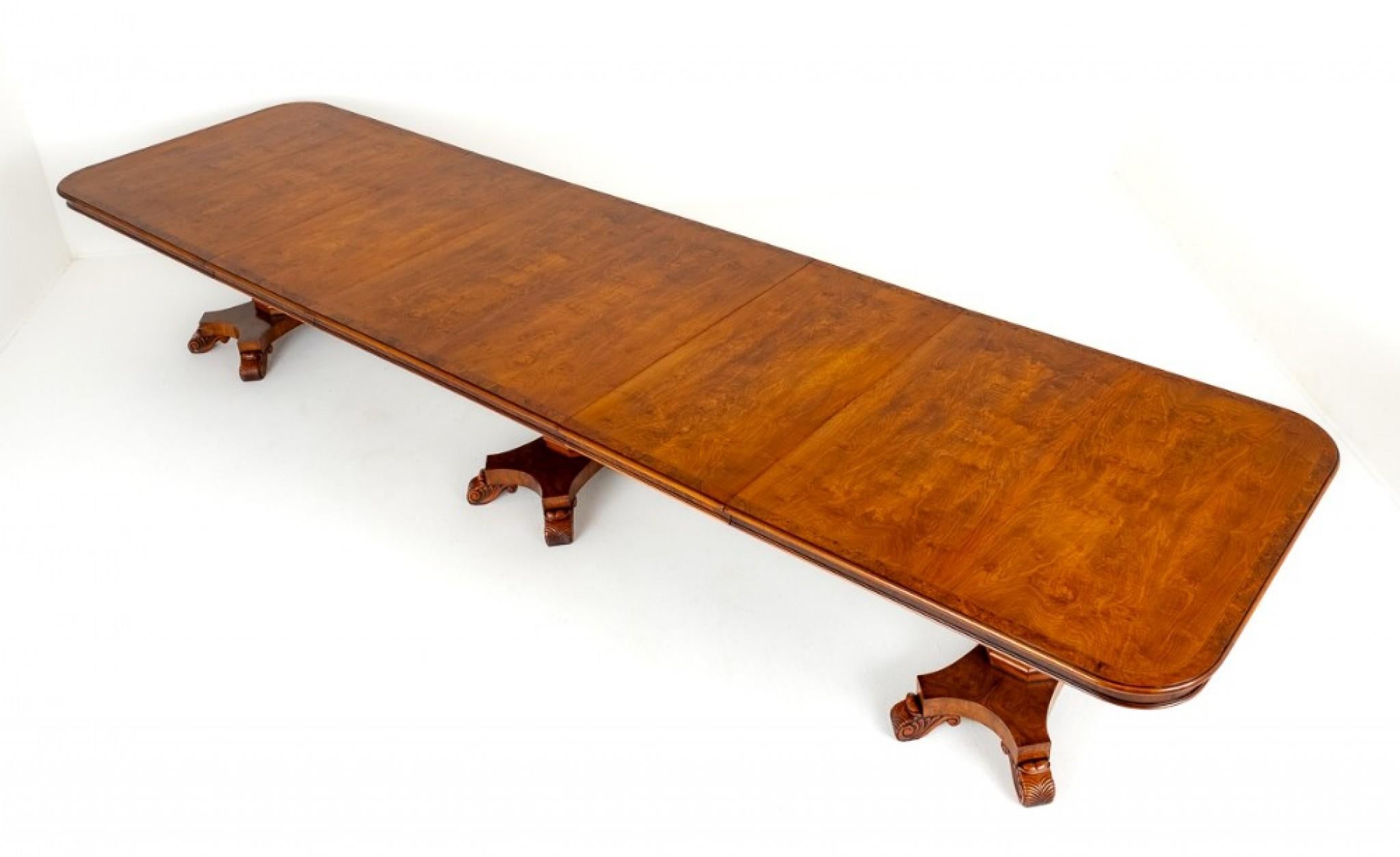 Superbo tavolo da pranzo in noce alla maniera di George Bullock.
Questo meraviglioso tavolo si erge su tre piedistalli che presentano basi a piattaforma, piedi intagliati e colonne ottagonali.
Circa 1920
Il piano del tavolo è di forma rotonda e
