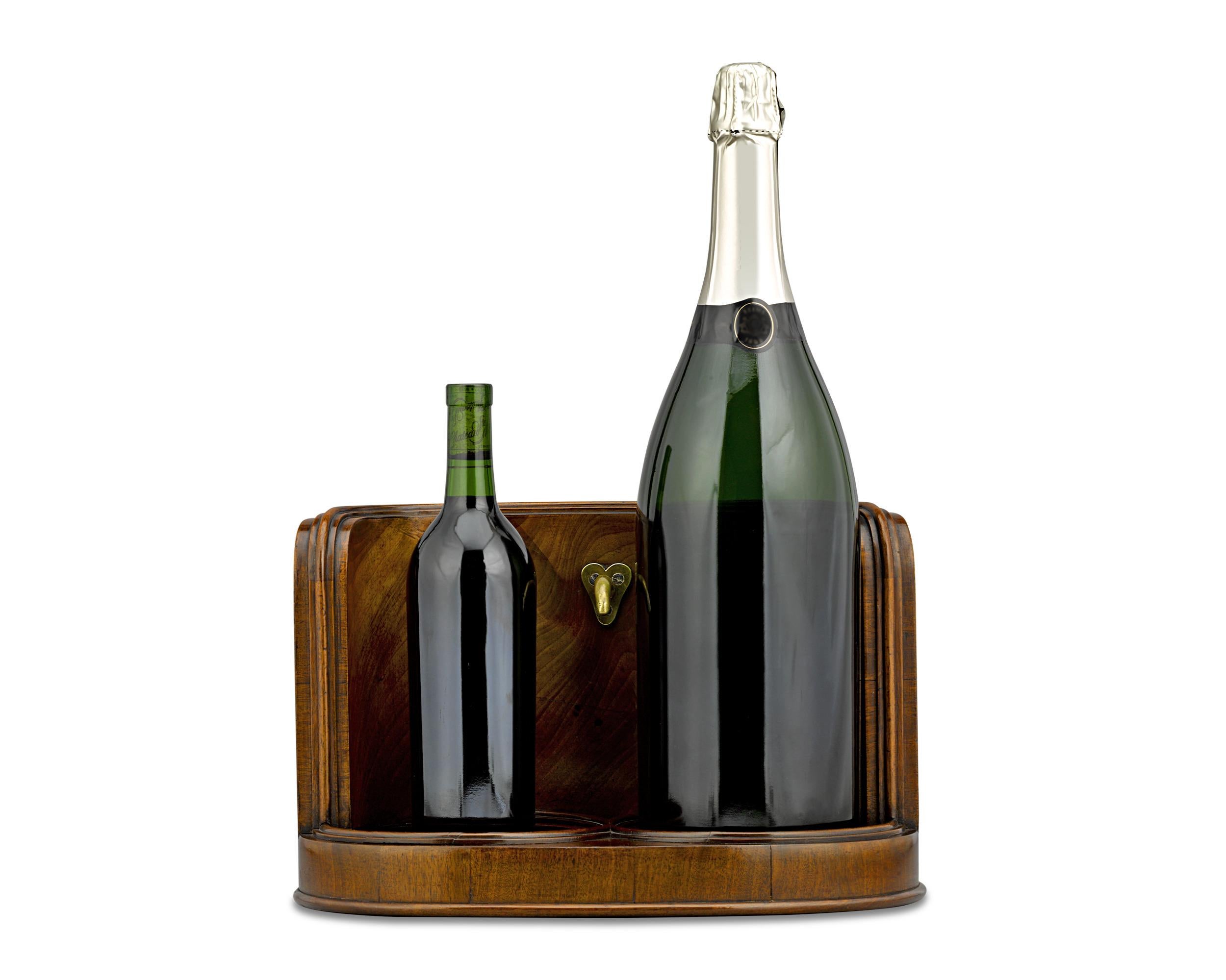 Dieser Flaschenhalter aus der Regency-Periode verleiht jedem guten Essen Charakter und Raffinesse. Der aus luxuriösem Mahagoni gefertigte Caddy fasst zwei Doppelmagnum-Weinflaschen. Dieser exquisite Halter ist mit einem Messinggriff versehen, der