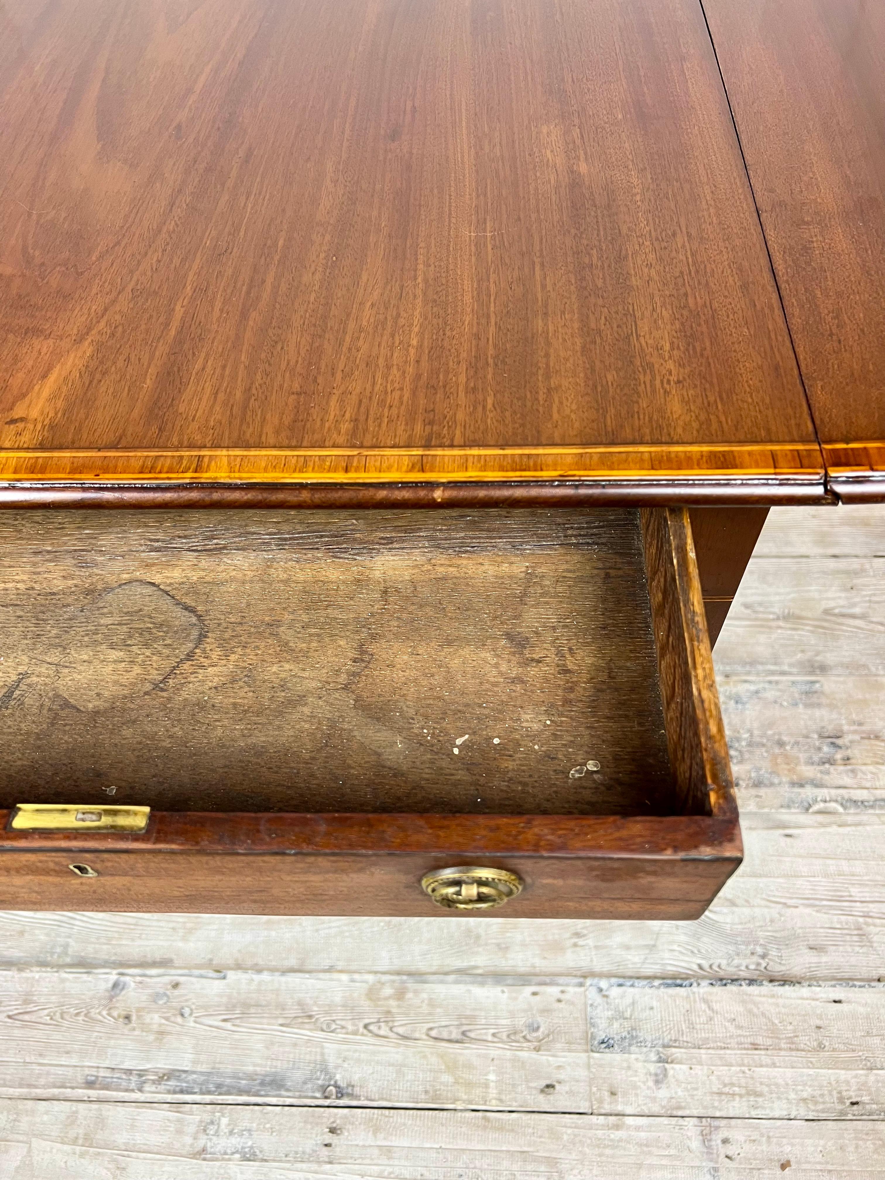 Regency-Tisch mit Klappe aus Mahagoni um 1830 im Angebot 11