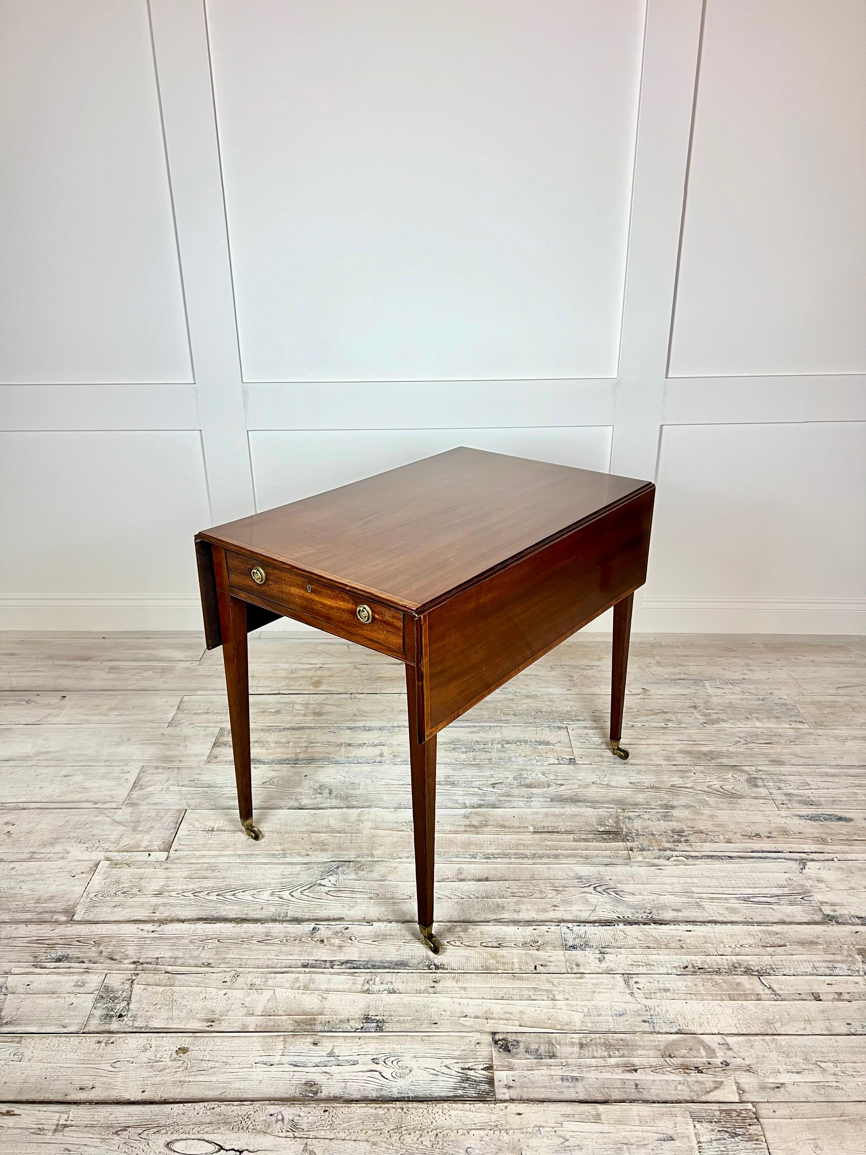 Regency-Tisch mit Klappe aus Mahagoni um 1830 im Zustand „Gut“ im Angebot in London, GB