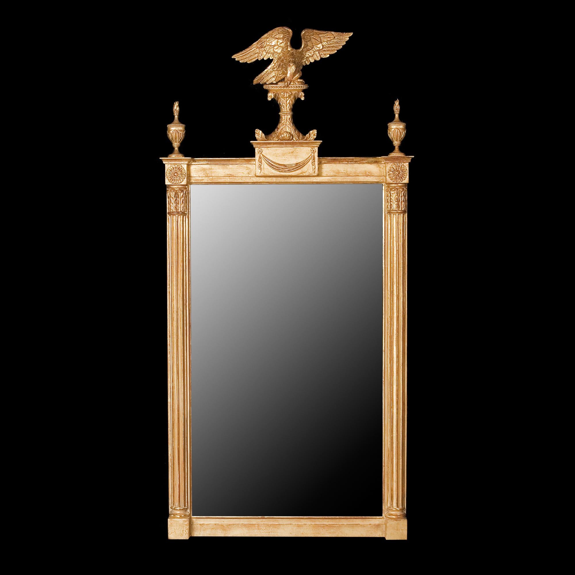 Dieser rechteckige Pfeilerspiegel veranschaulicht die Übergangsstile, die das Glasdesign des späten 18. und frühen 19. Die Spiegelplatte steht zwischen klassizistischen Säulen mit blattgeschnitzten Kapitellen, die von Paterae und blattgeschmückten,
