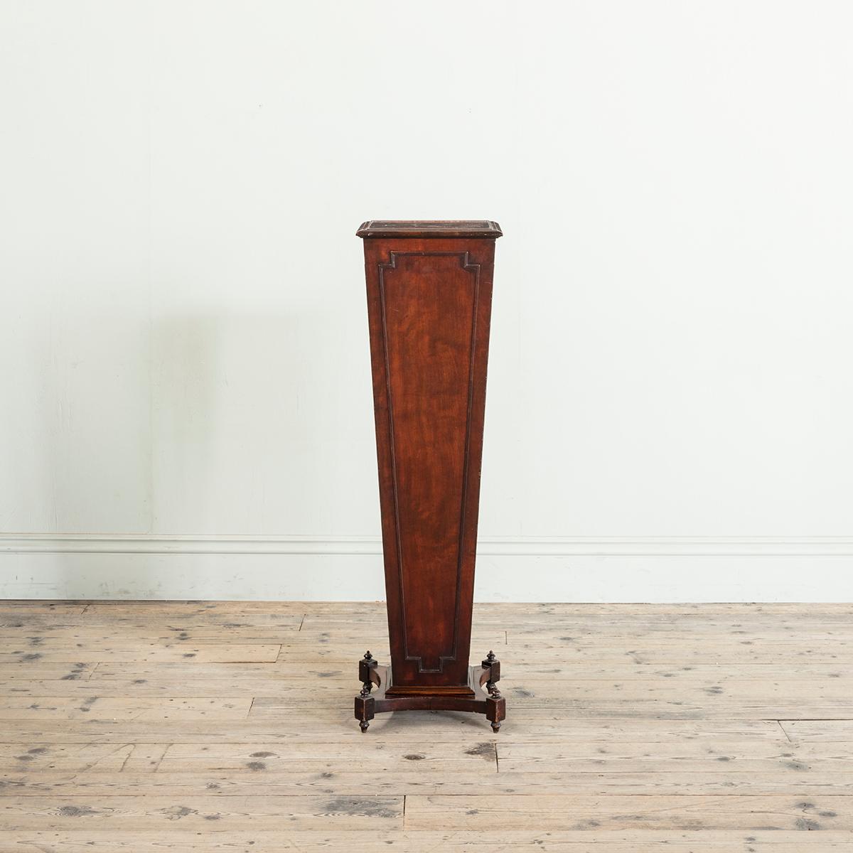 Piédestal de style Régence en acajou et ébonite, avec des panneaux à cannelures appliqués sur un socle en forme avec des pieds tournés, avec une étiquette d'inventeur en aluminium pressé 'M453'.

Provenance : Collections de la famille James, West