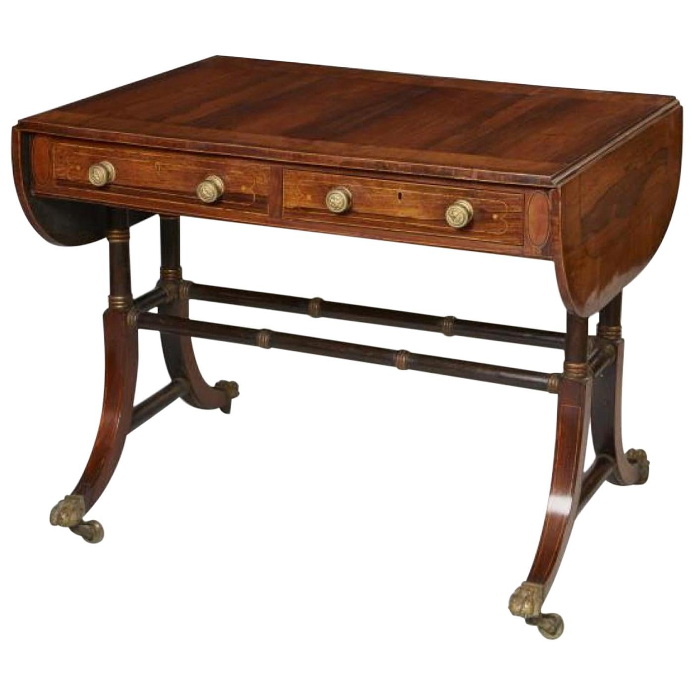 Table de canapé Régence en bois de rose ébénisé et doré de style Régence