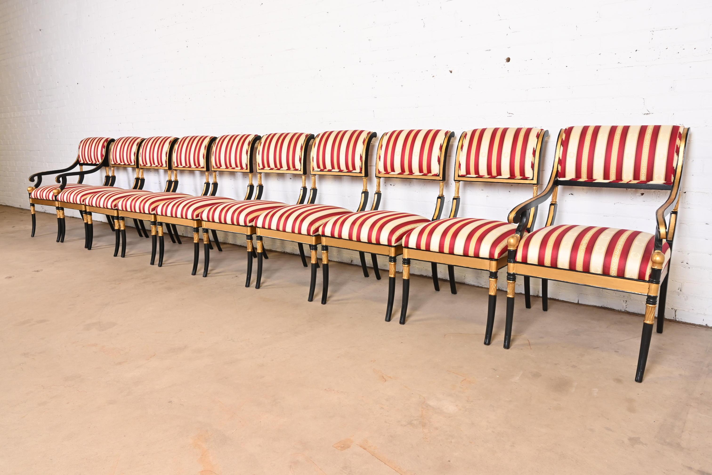 Ein prächtiger Satz von zehn Esszimmerstühlen im Regency-Stil

Nach dem Vorbild von Kindel Furniture

USA, 20. Jahrhundert

Geschnitzte Rahmen aus ebonisiertem und vergoldetem Holz, mit roten, goldenen und weißen