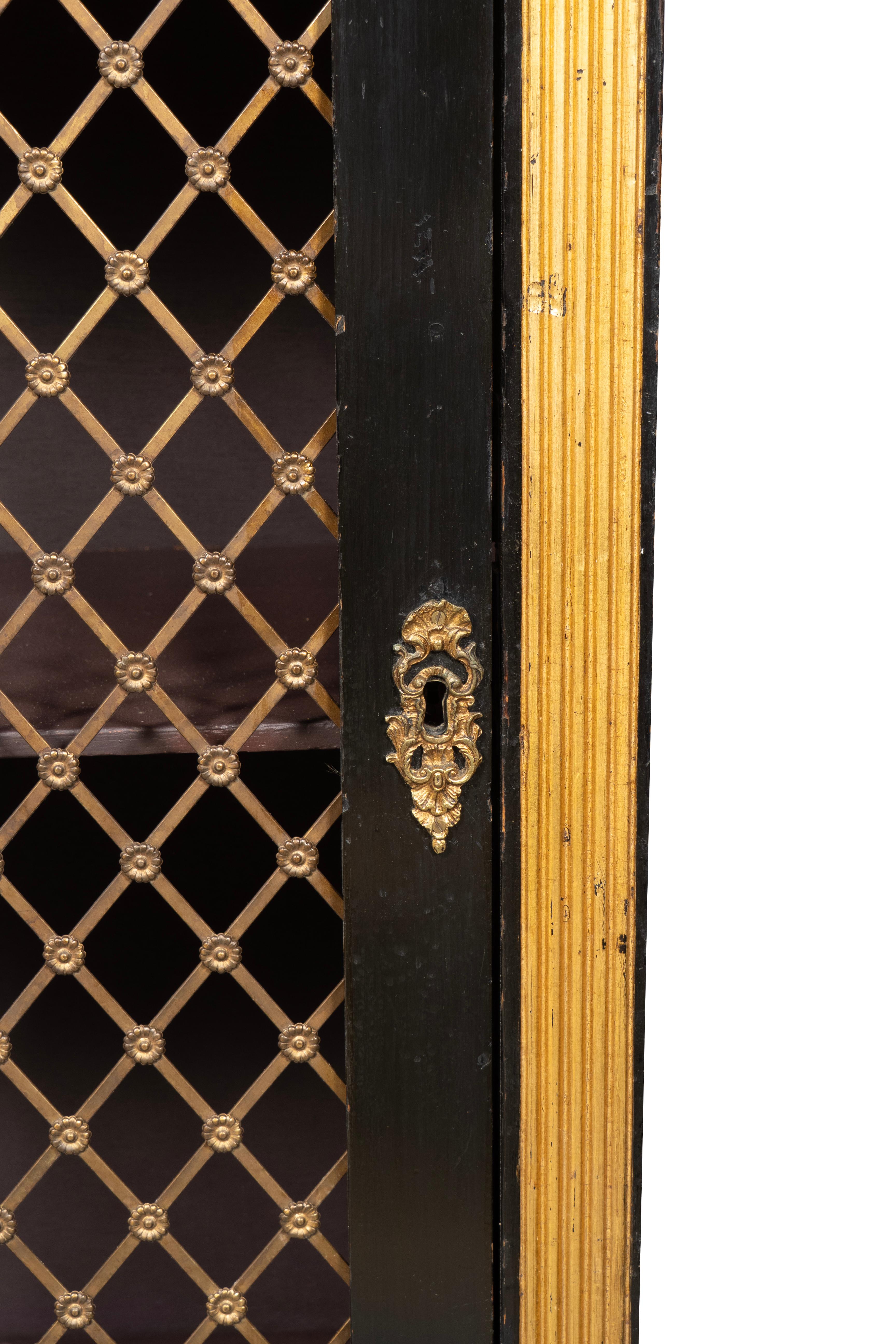 Armadio Regency ebanizzato e dorato a pacchi in vendita 4