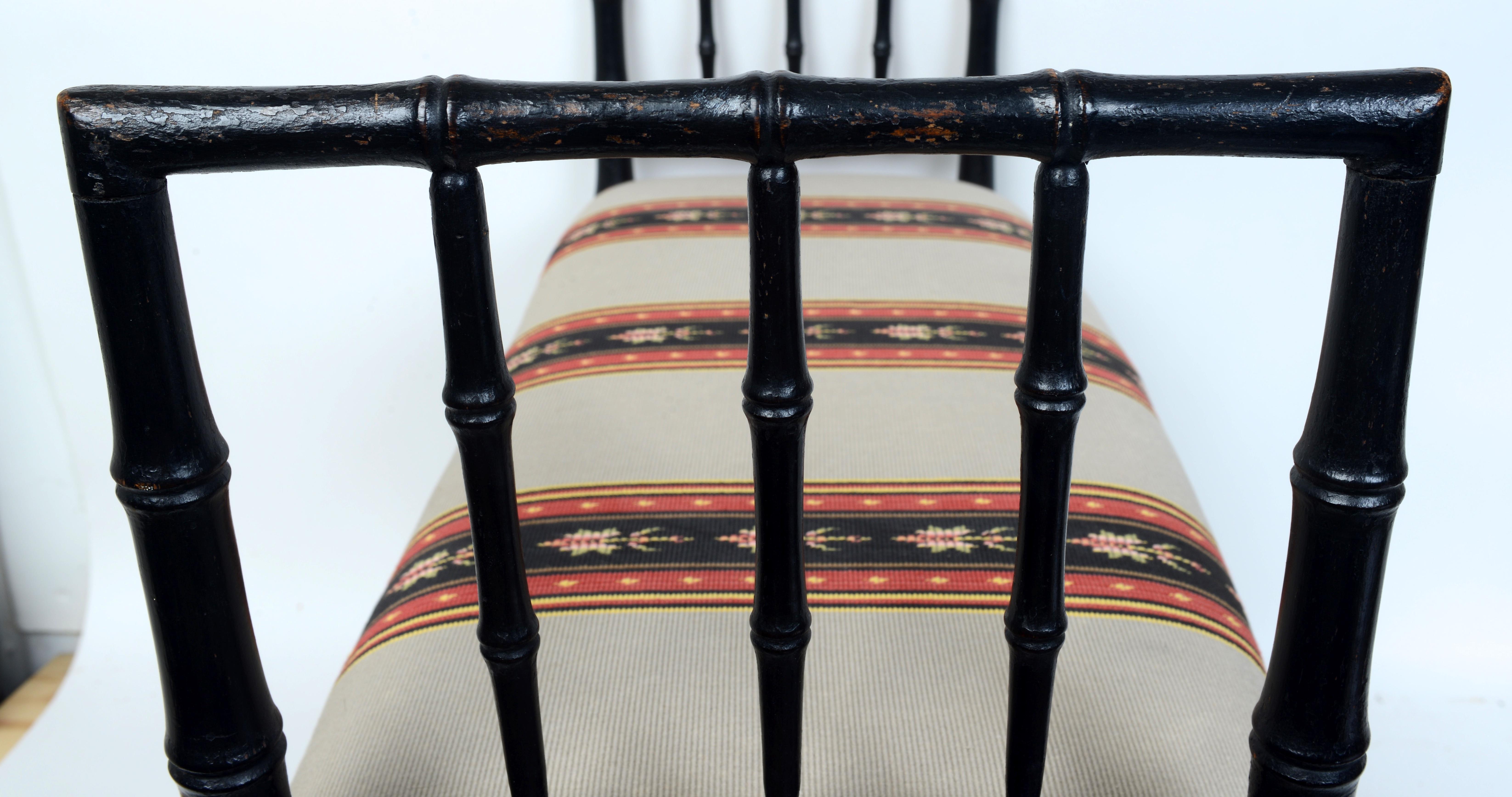 Banco con brazos altos de bambú sintético ebonizado con asiento tapizado c1810 en venta 2