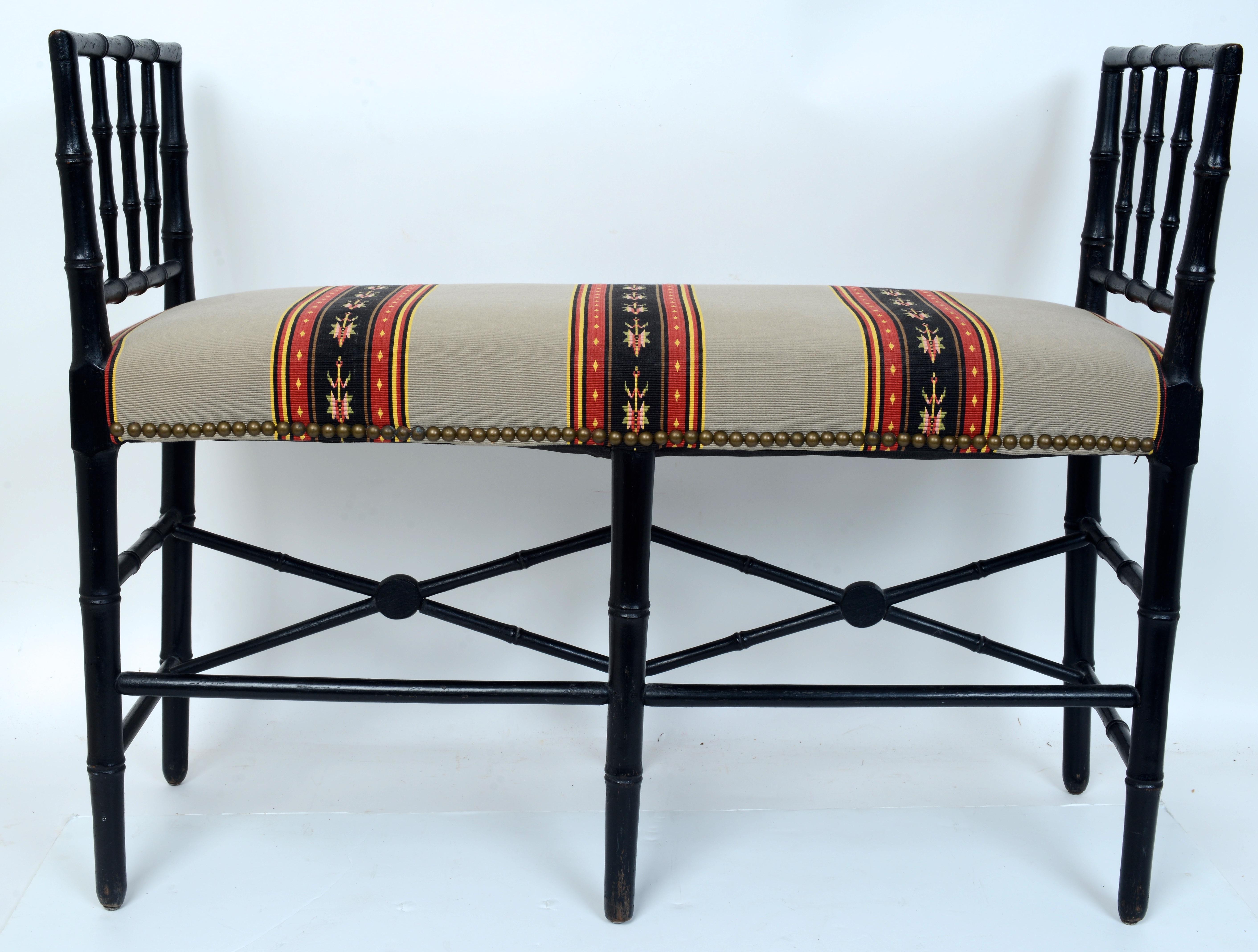 Banco de ventana de brazos altos de bambú sintético ebonizado de la Regencia inglesa con asiento tapizado c1810. El asiento rectangular tapizado en forma de arco se eleva sobre el armazón de bambú sintético con 6 patas torneadas flanqueadas por