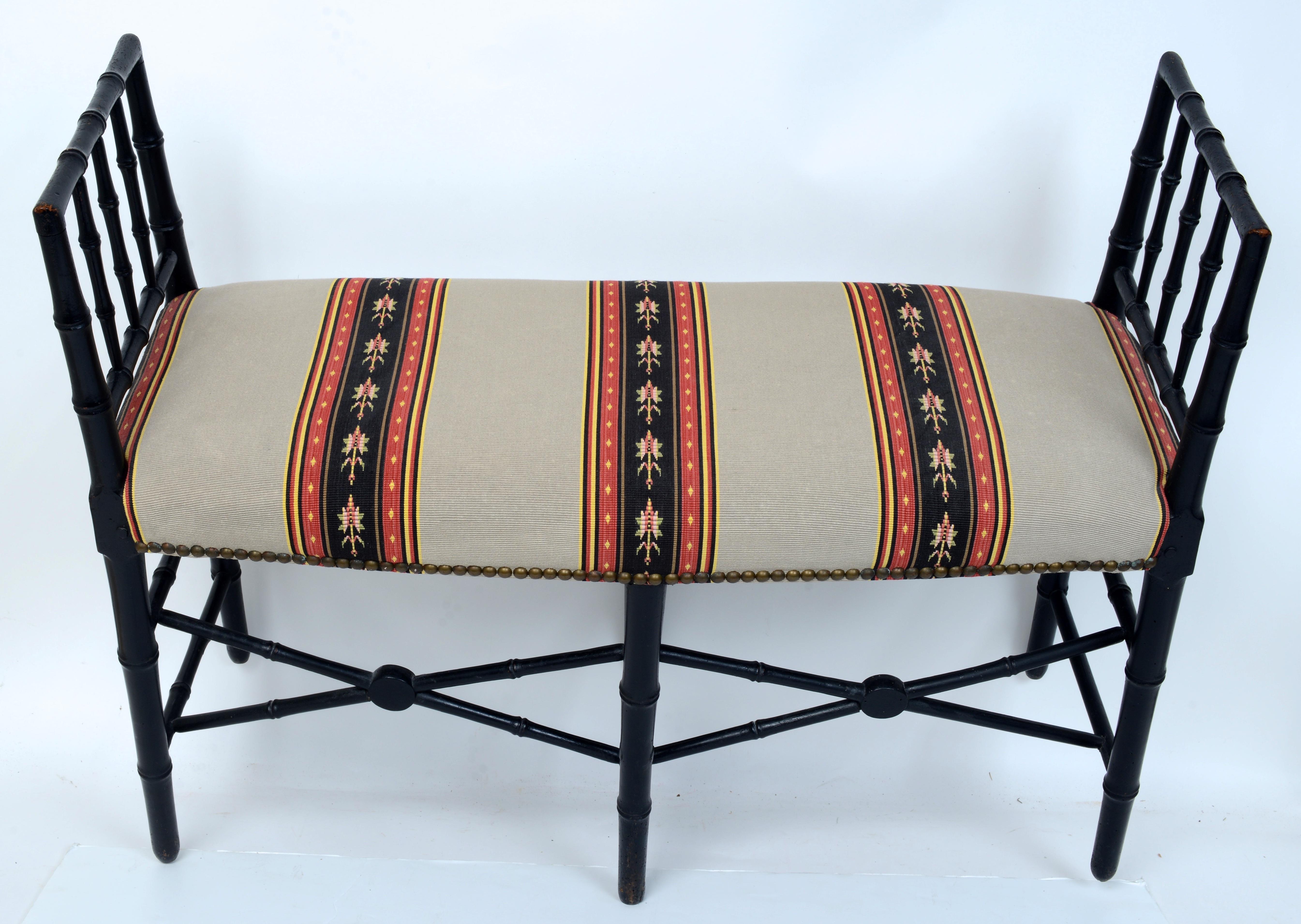 Banco con brazos altos de bambú sintético ebonizado con asiento tapizado c1810 Regencia en venta