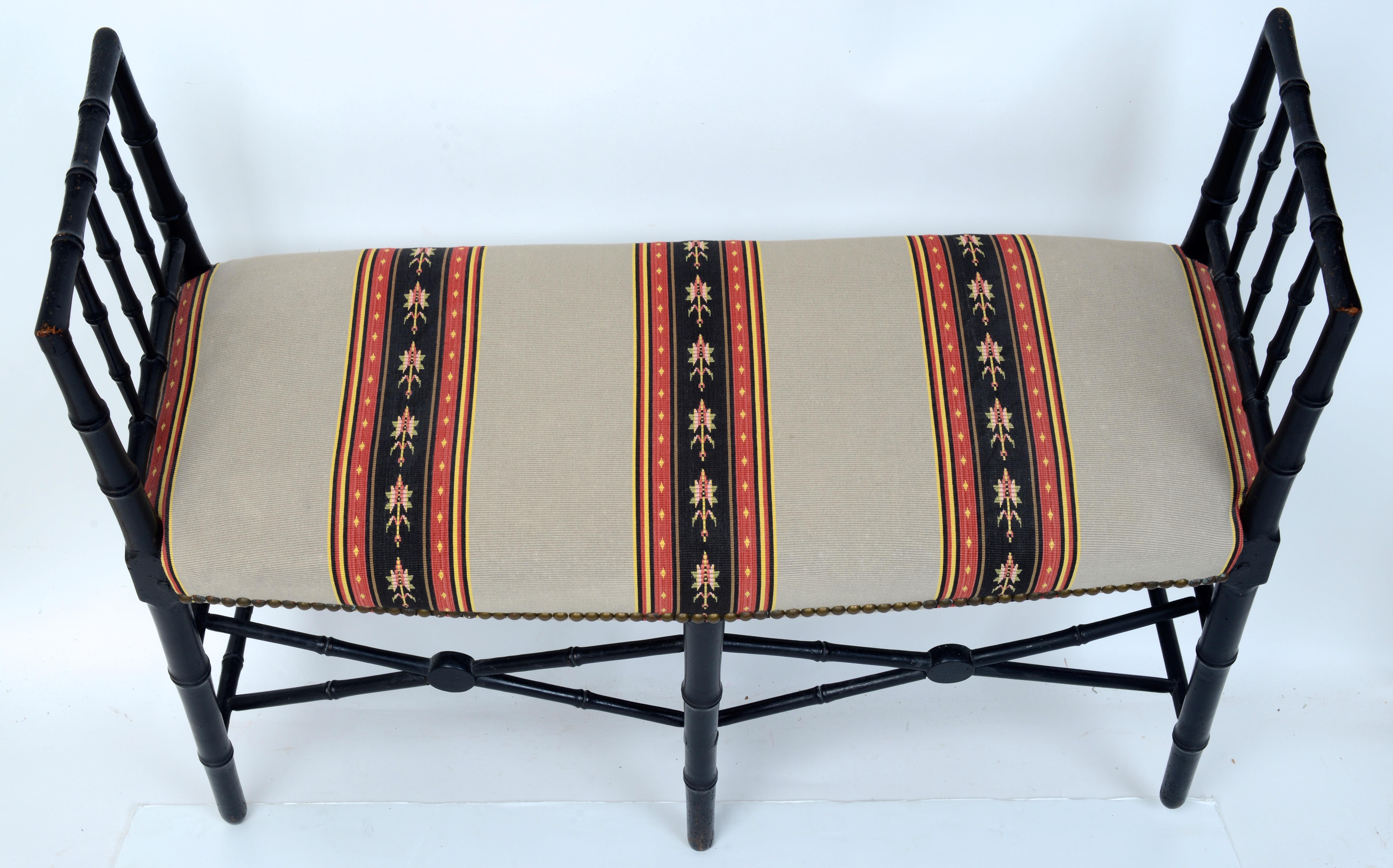 Banco con brazos altos de bambú sintético ebonizado con asiento tapizado c1810 Inglés en venta