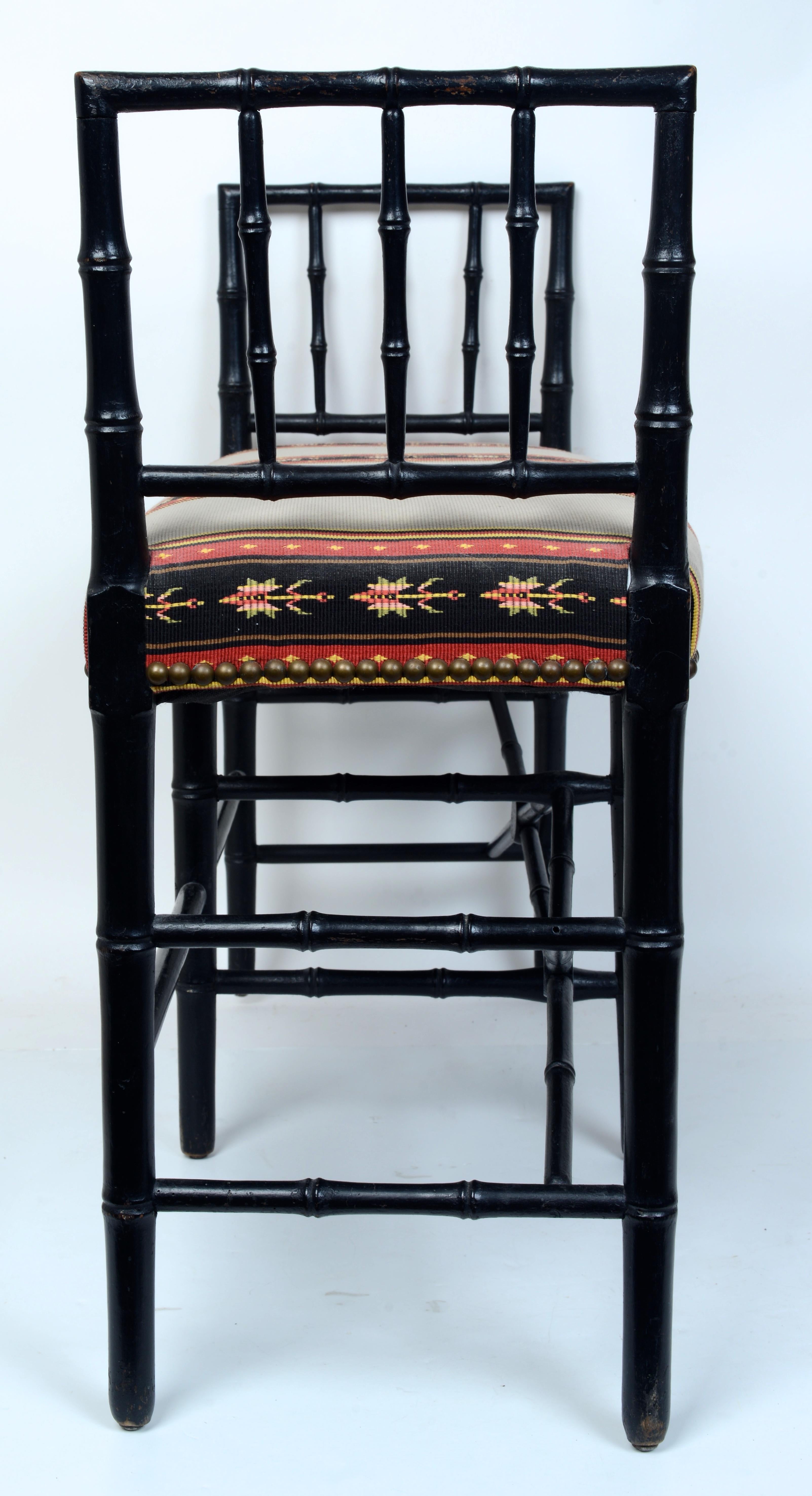 Banco con brazos altos de bambú sintético ebonizado con asiento tapizado c1810 Ebonizado en venta