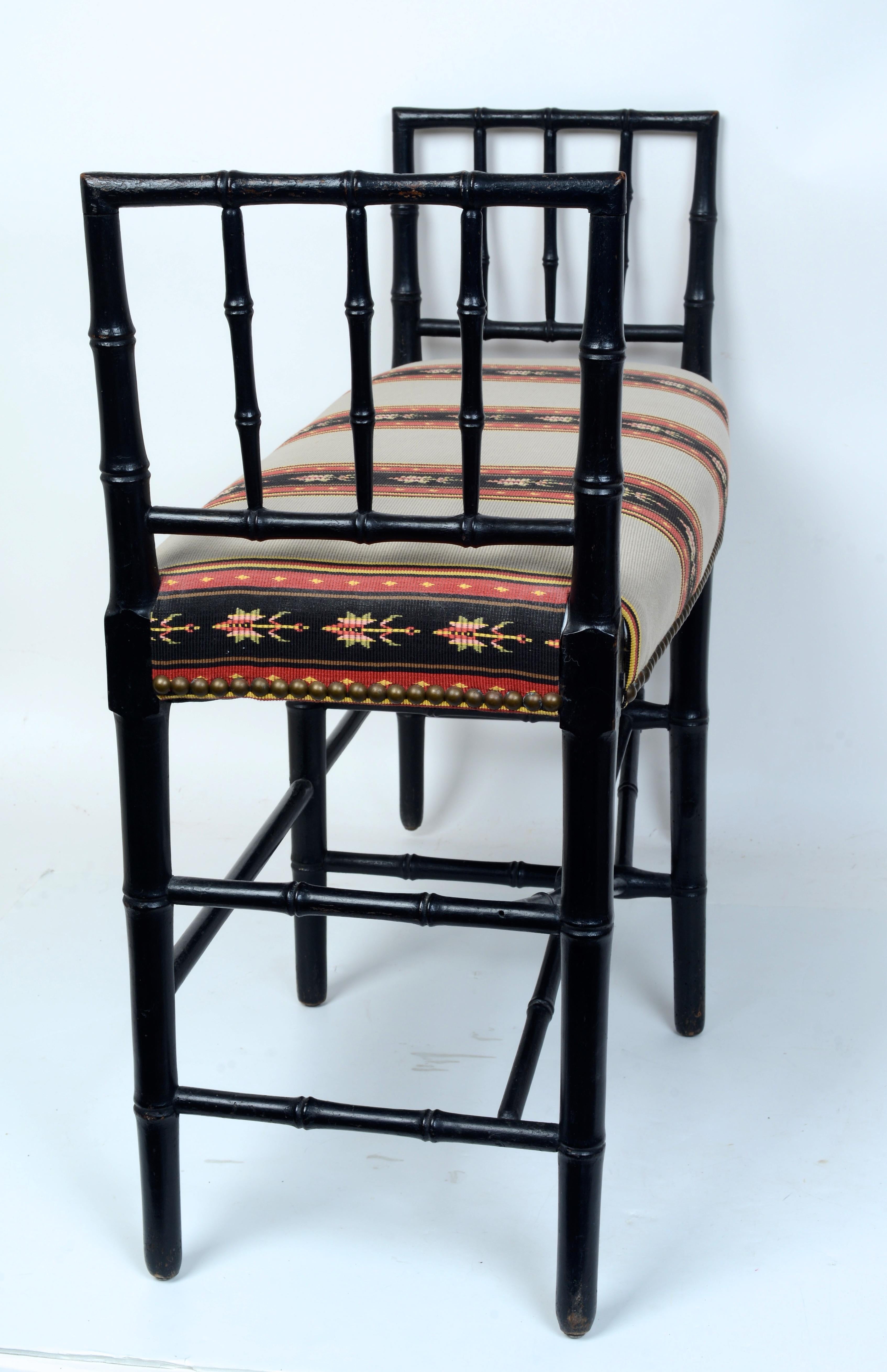 Banco con brazos altos de bambú sintético ebonizado con asiento tapizado c1810 en Bueno estado para la venta en valatie, NY