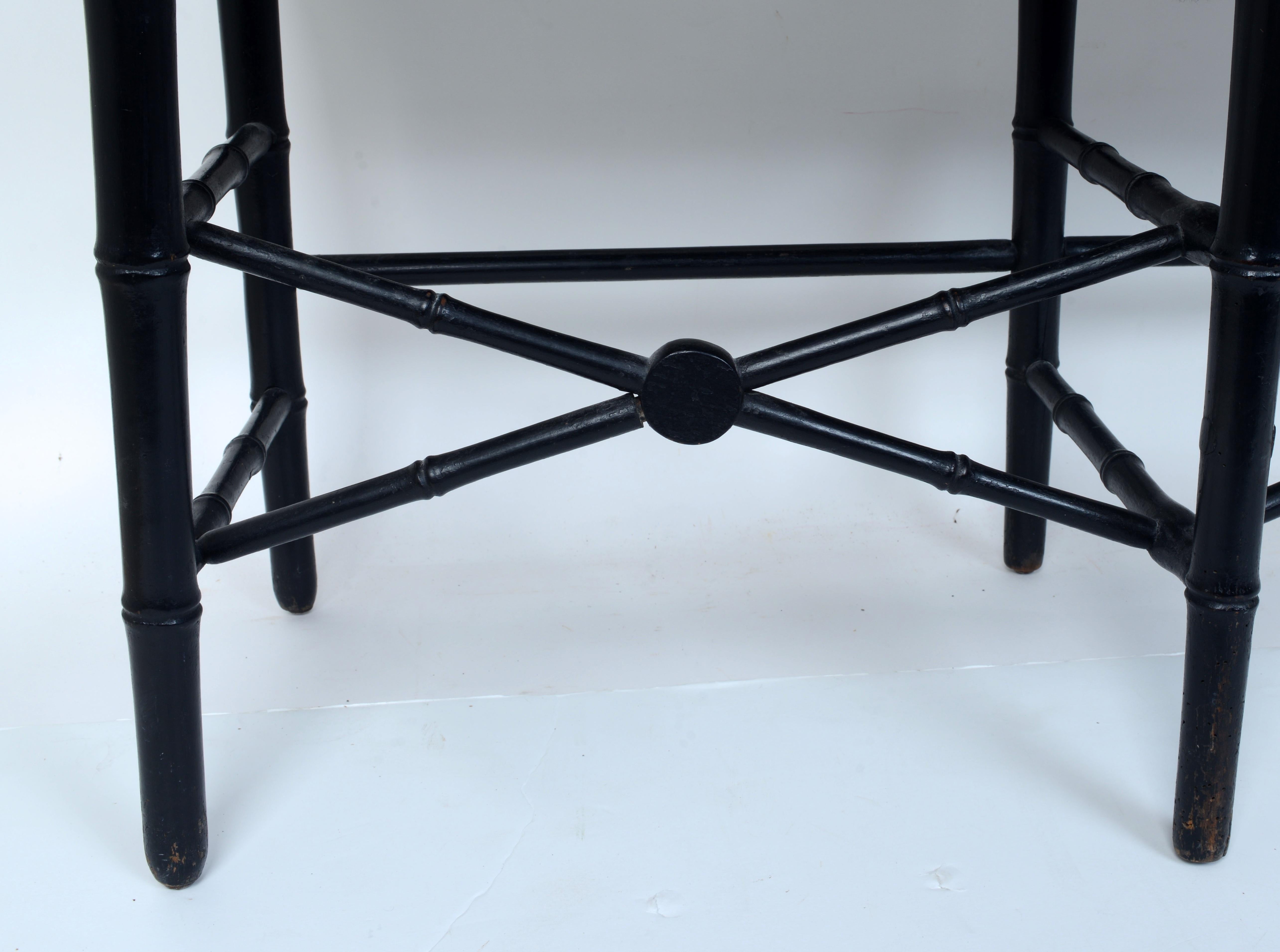 Banco con brazos altos de bambú sintético ebonizado con asiento tapizado c1810 siglo XIX en venta