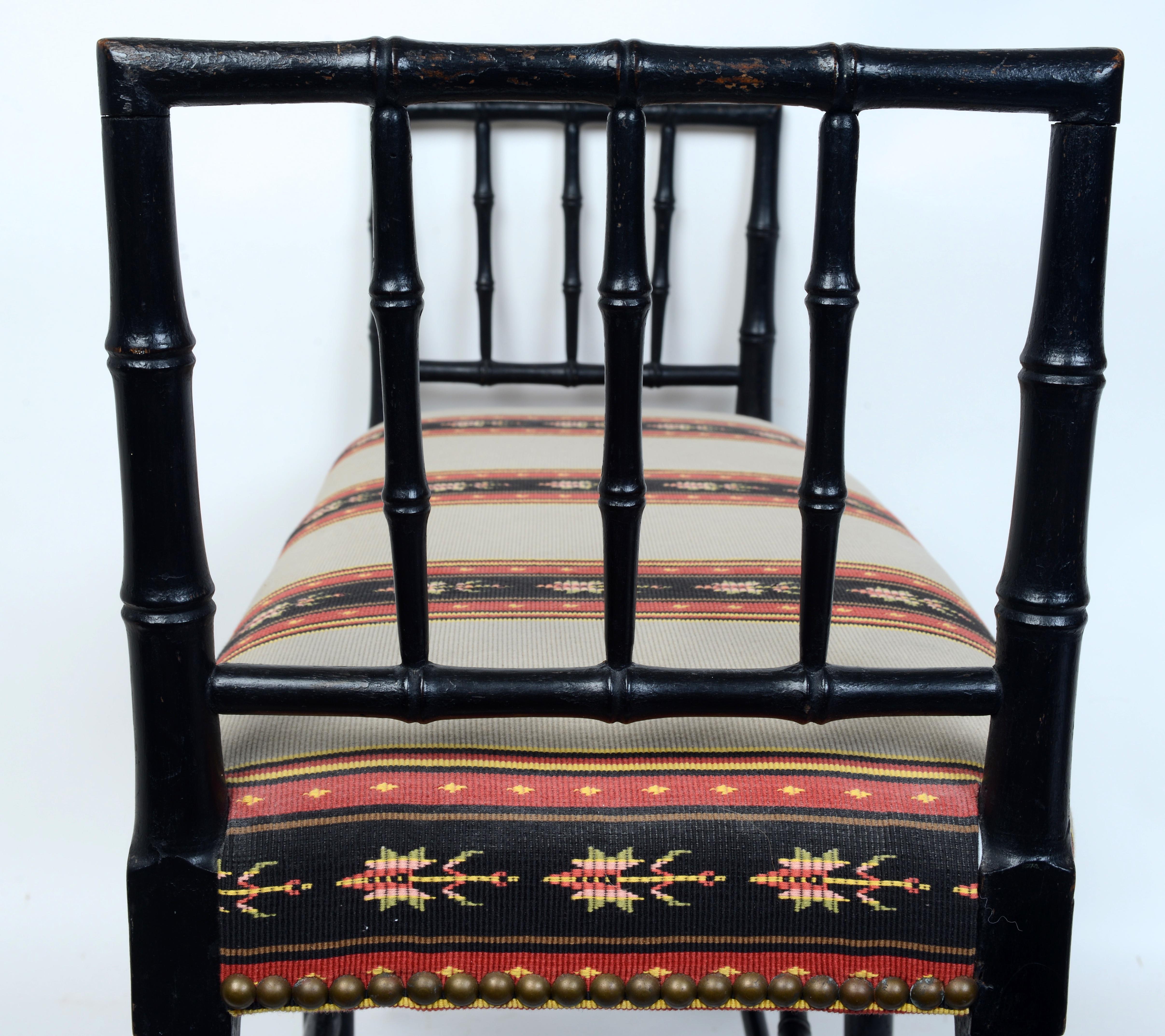 Banco con brazos altos de bambú sintético ebonizado con asiento tapizado c1810 Tela en venta