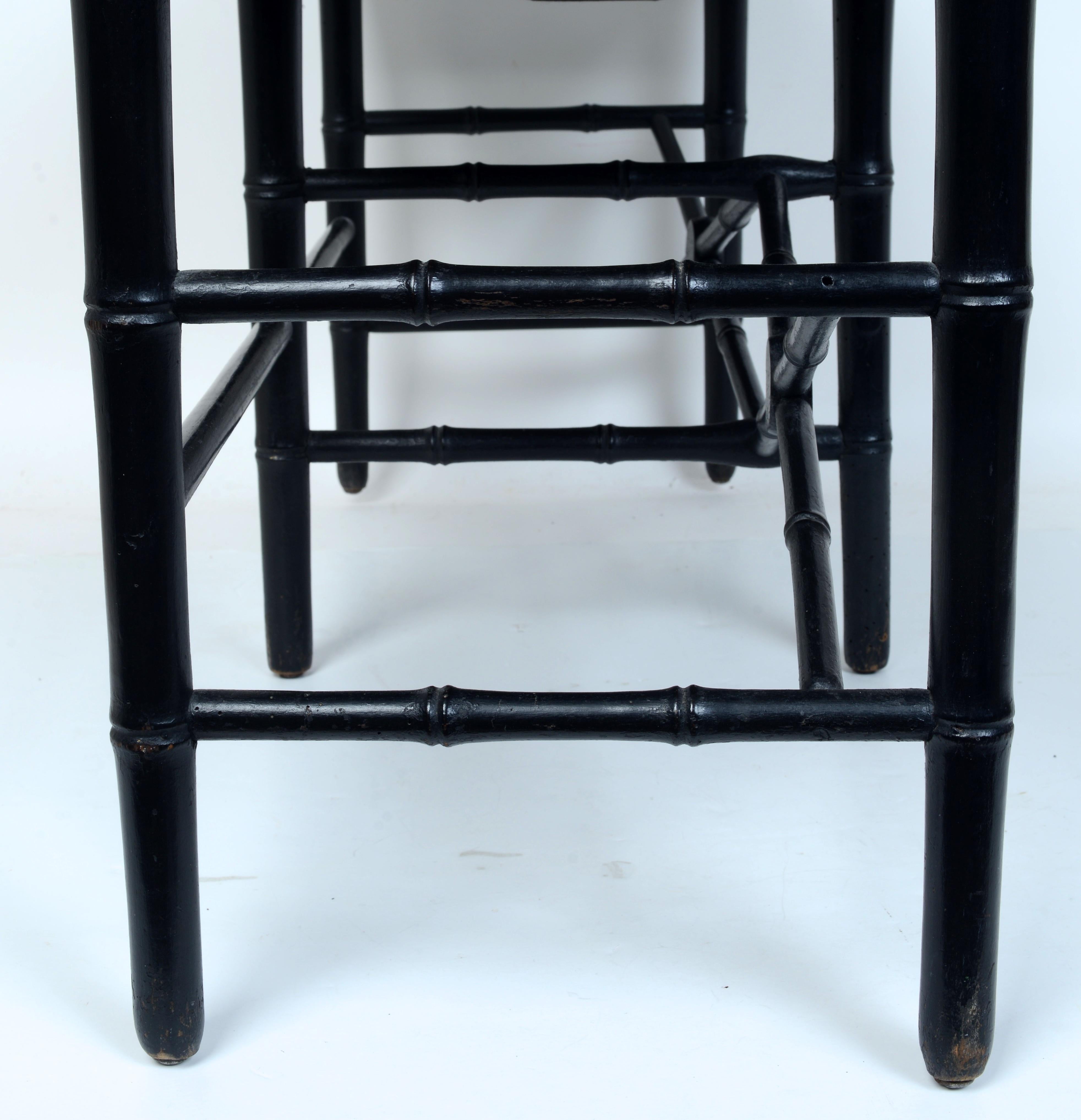 Banco con brazos altos de bambú sintético ebonizado con asiento tapizado c1810 en venta 1