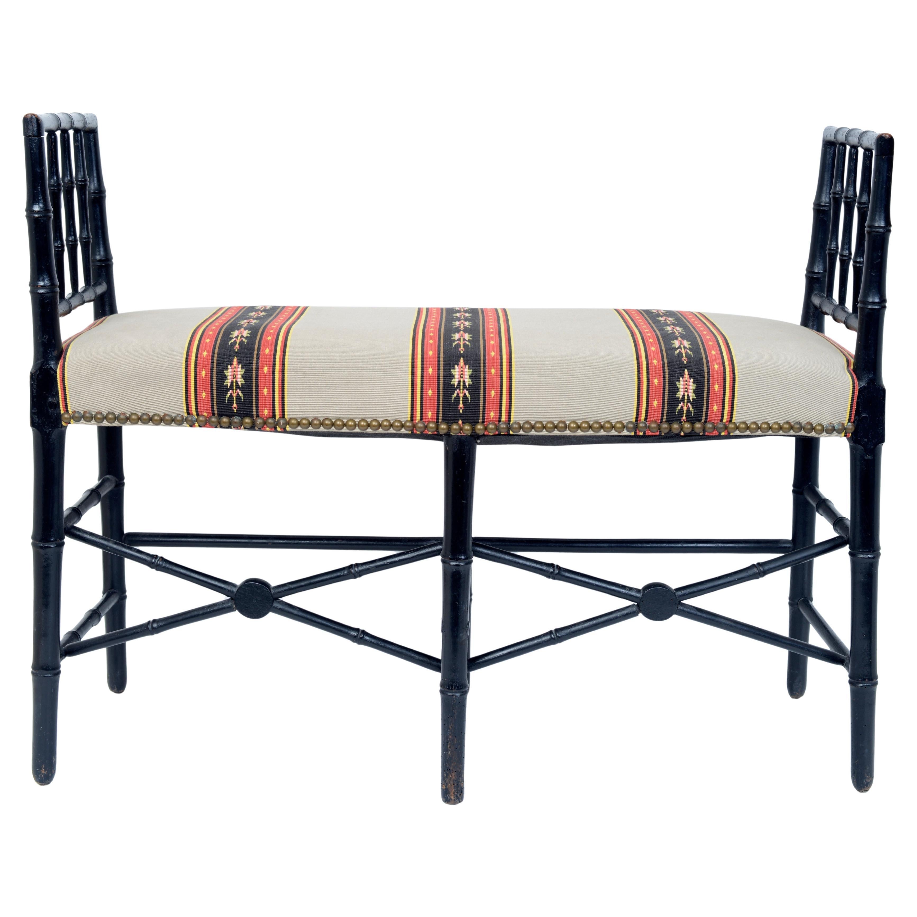Banco con brazos altos de bambú sintético ebonizado con asiento tapizado c1810 en venta