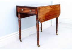 Table Pembroke de style Régence en acajou avec bandes d'ébène Circa 1815 à restaurer