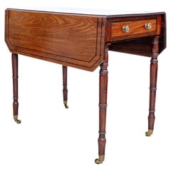Table Pembroke de style Régence en acajou avec bandes d'ébène Circa 1815 à restaurer