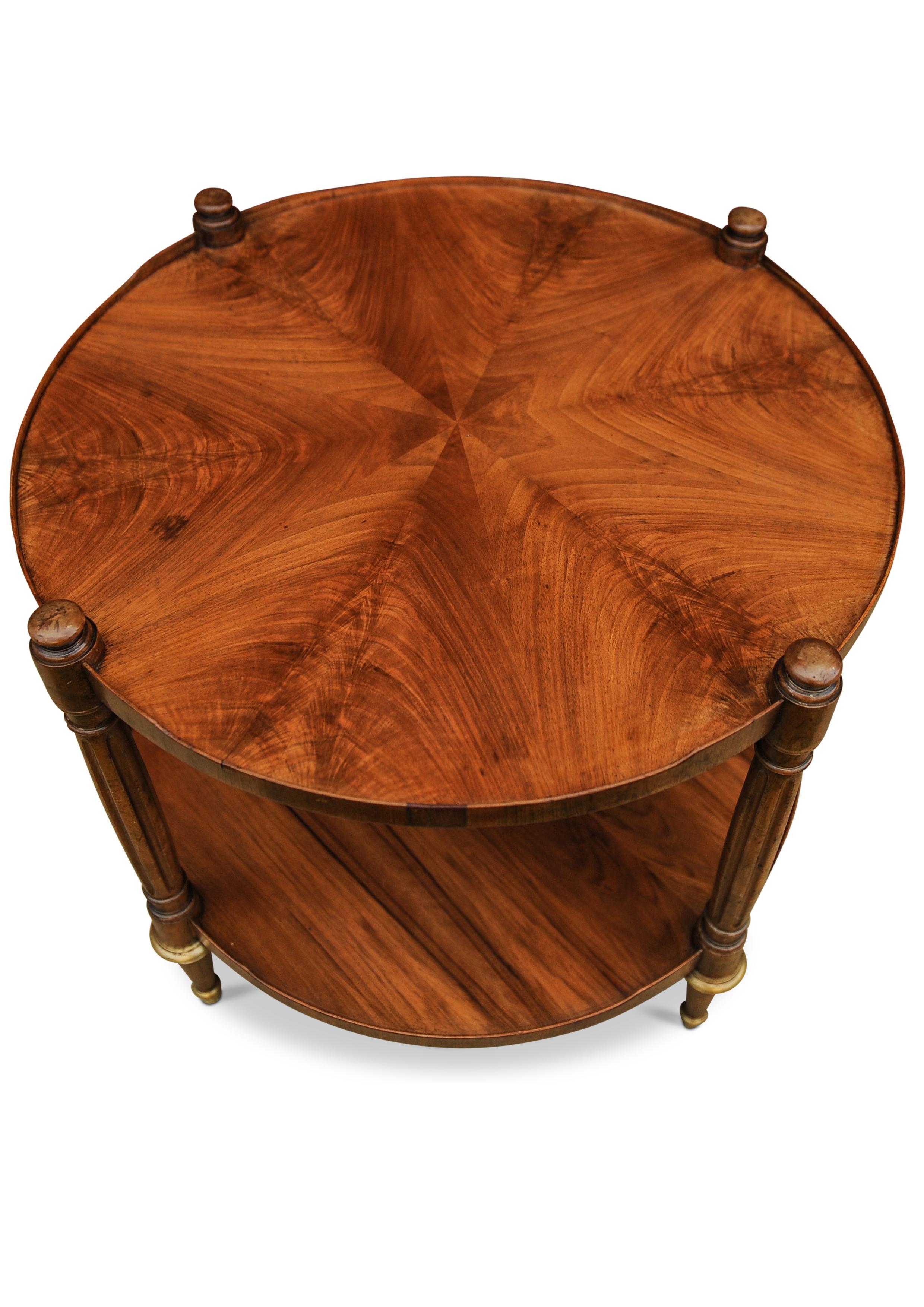 Zweistufiger Empire-Gueridon-Tisch aus geflammtem Nussbaumholz im Regency-Stil mit eleganten Schilfrohrbeinen (Britisch) im Angebot