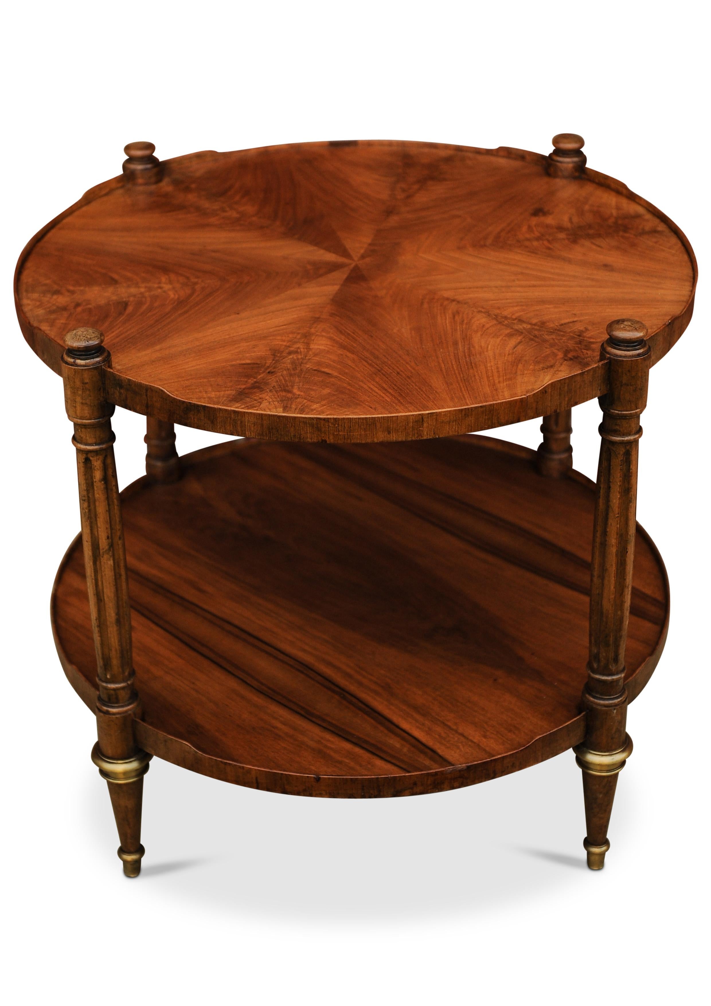 Zweistufiger Empire-Gueridon-Tisch aus geflammtem Nussbaumholz im Regency-Stil mit eleganten Schilfrohrbeinen (Furnier) im Angebot