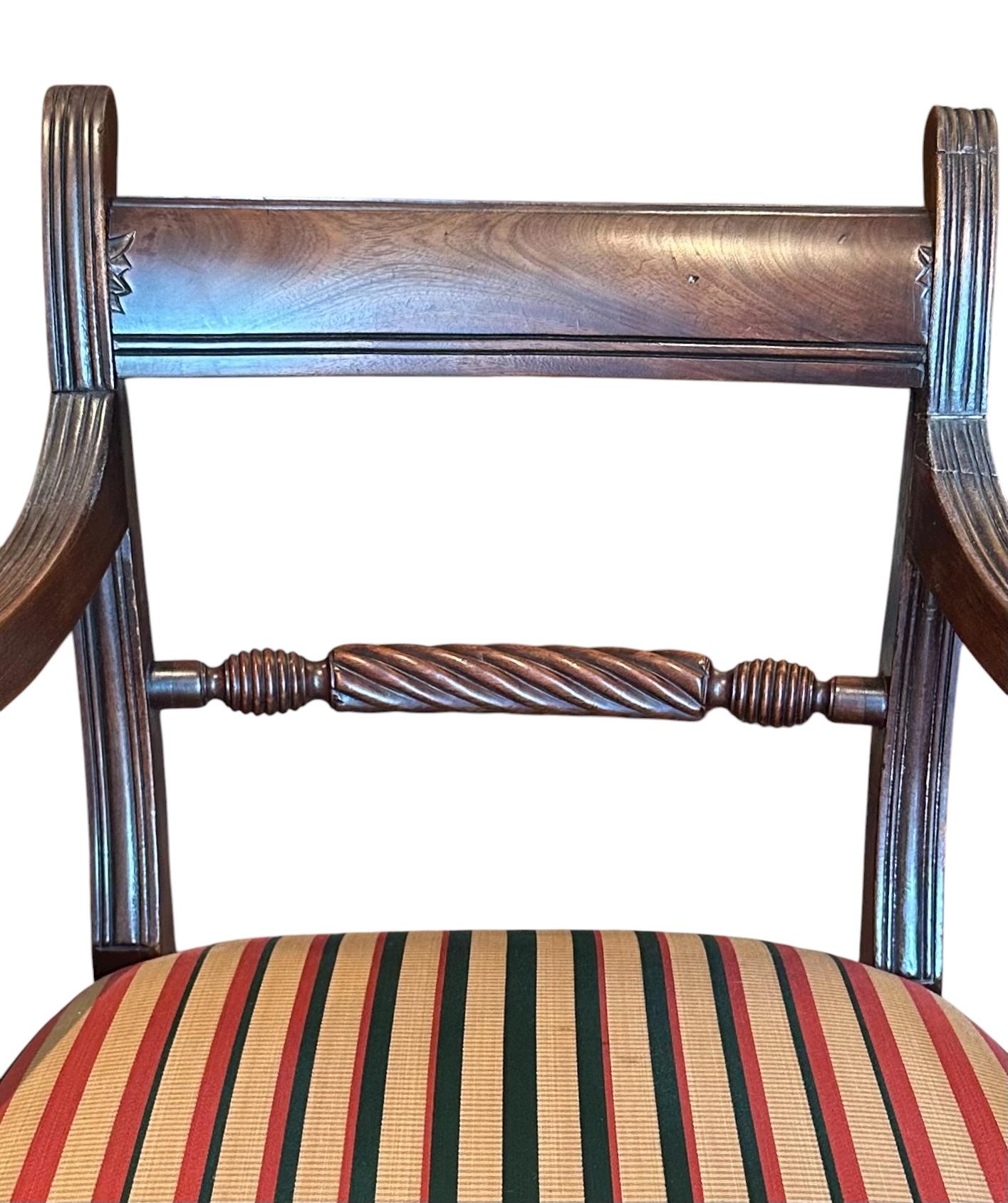 Regency English Mahagoni Near Pair Elbow Armchairs.

Diese englischen Ellenbogenstühle im Regency-Stil mit gepolsterten Sitzen wurden im 19. Jahrhundert hergestellt.  Die beiden Sessel sind ein Beinahe-Paar und stehen auf gedrechselten Vorderbeinen