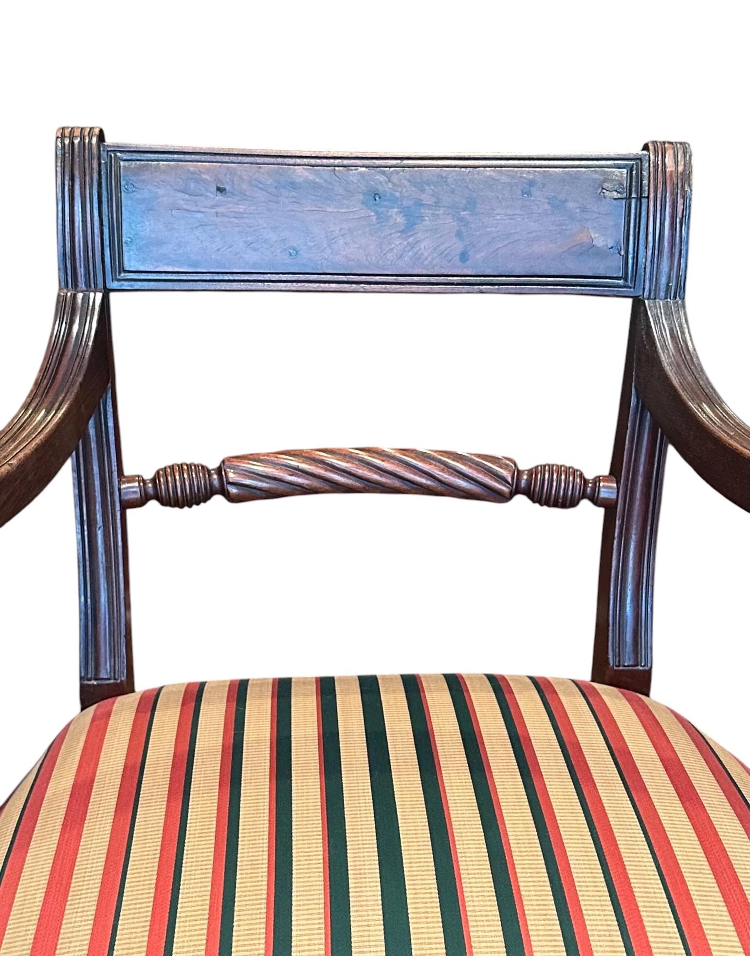 Regency English Mahagoni Near Pair Elbow Armchairs. (Geschnitzt) im Angebot