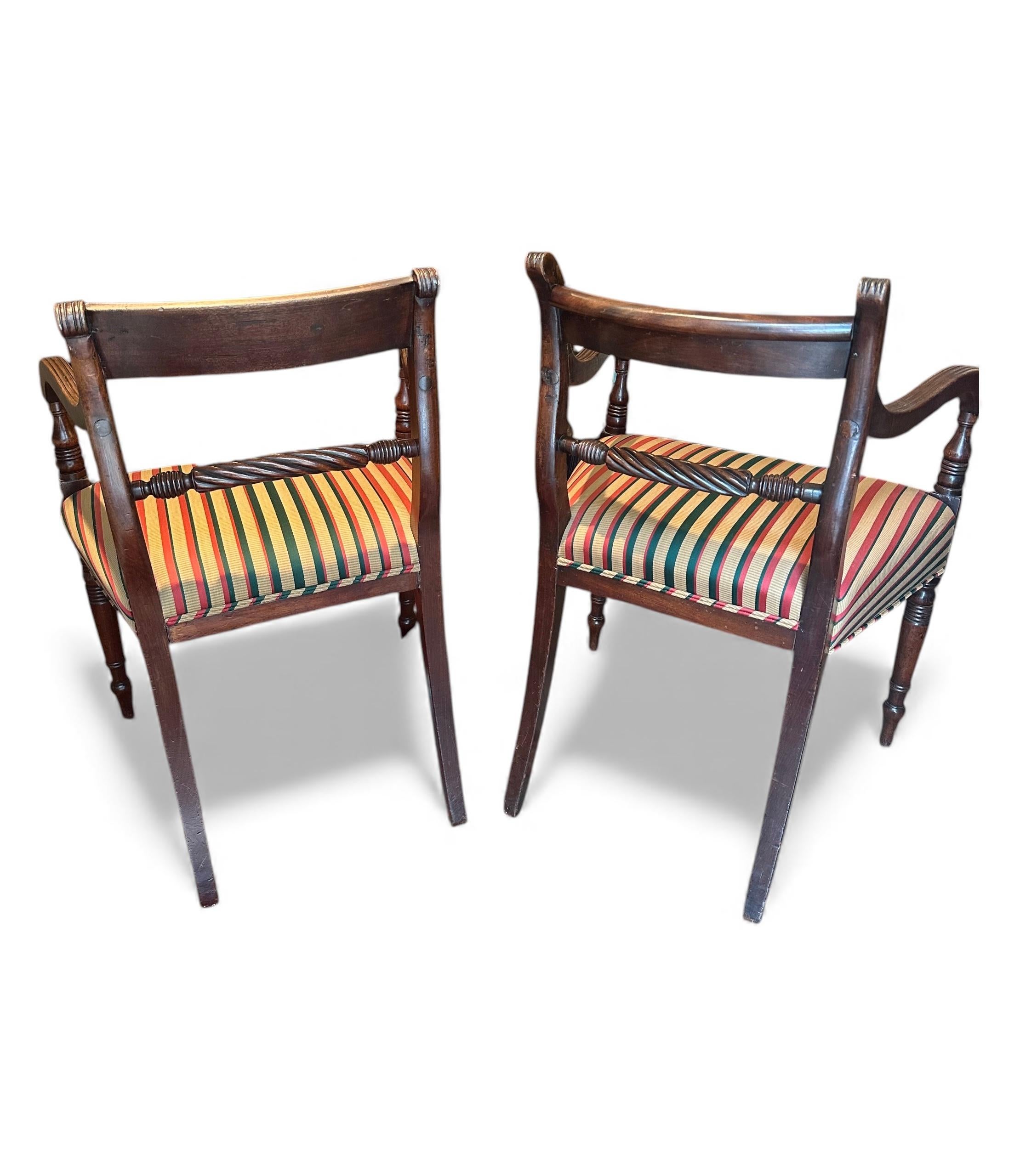 Regency English Mahagoni Near Pair Elbow Armchairs. im Zustand „Gut“ im Angebot in Vero Beach, FL