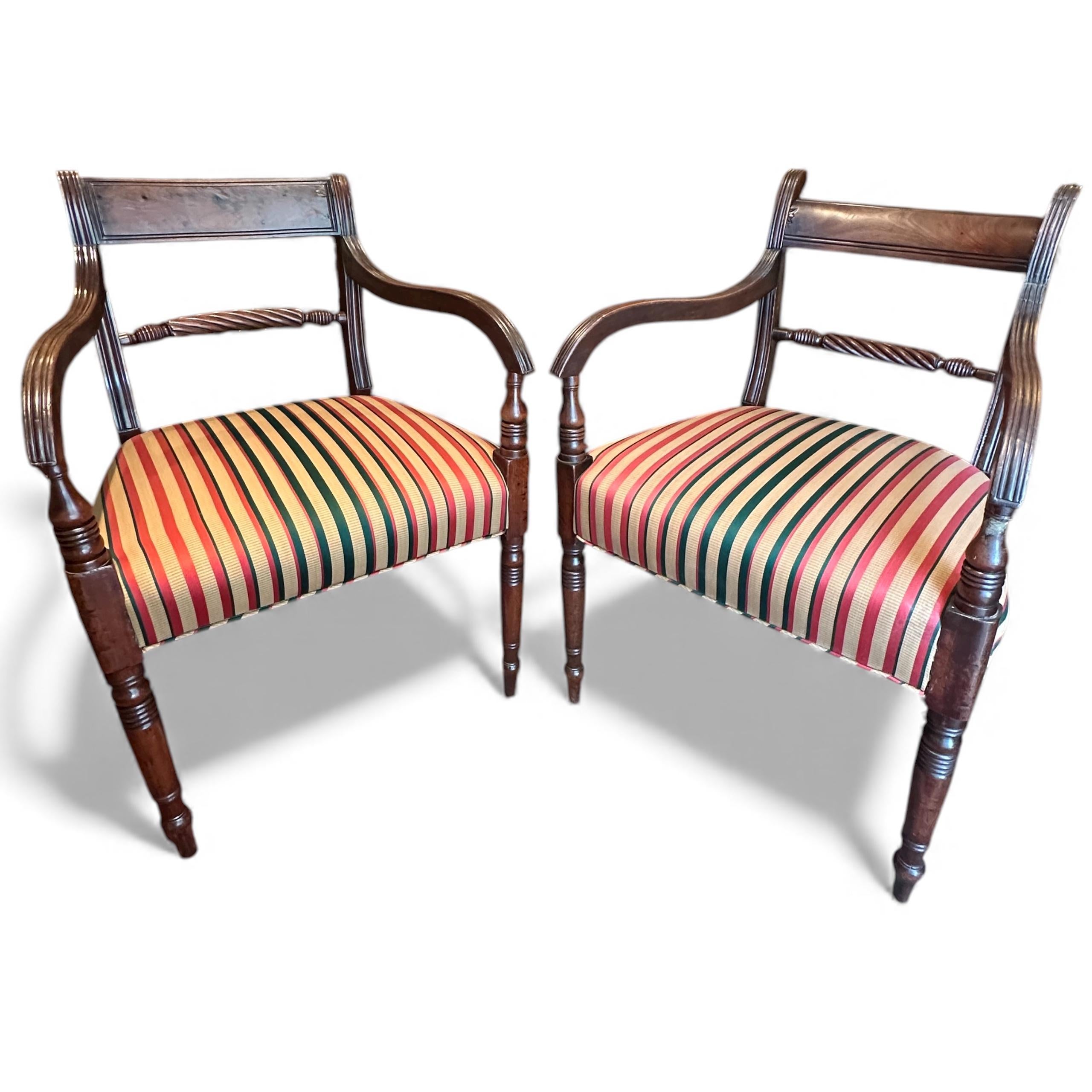 Regency English Mahagoni Near Pair Elbow Armchairs. (19. Jahrhundert) im Angebot