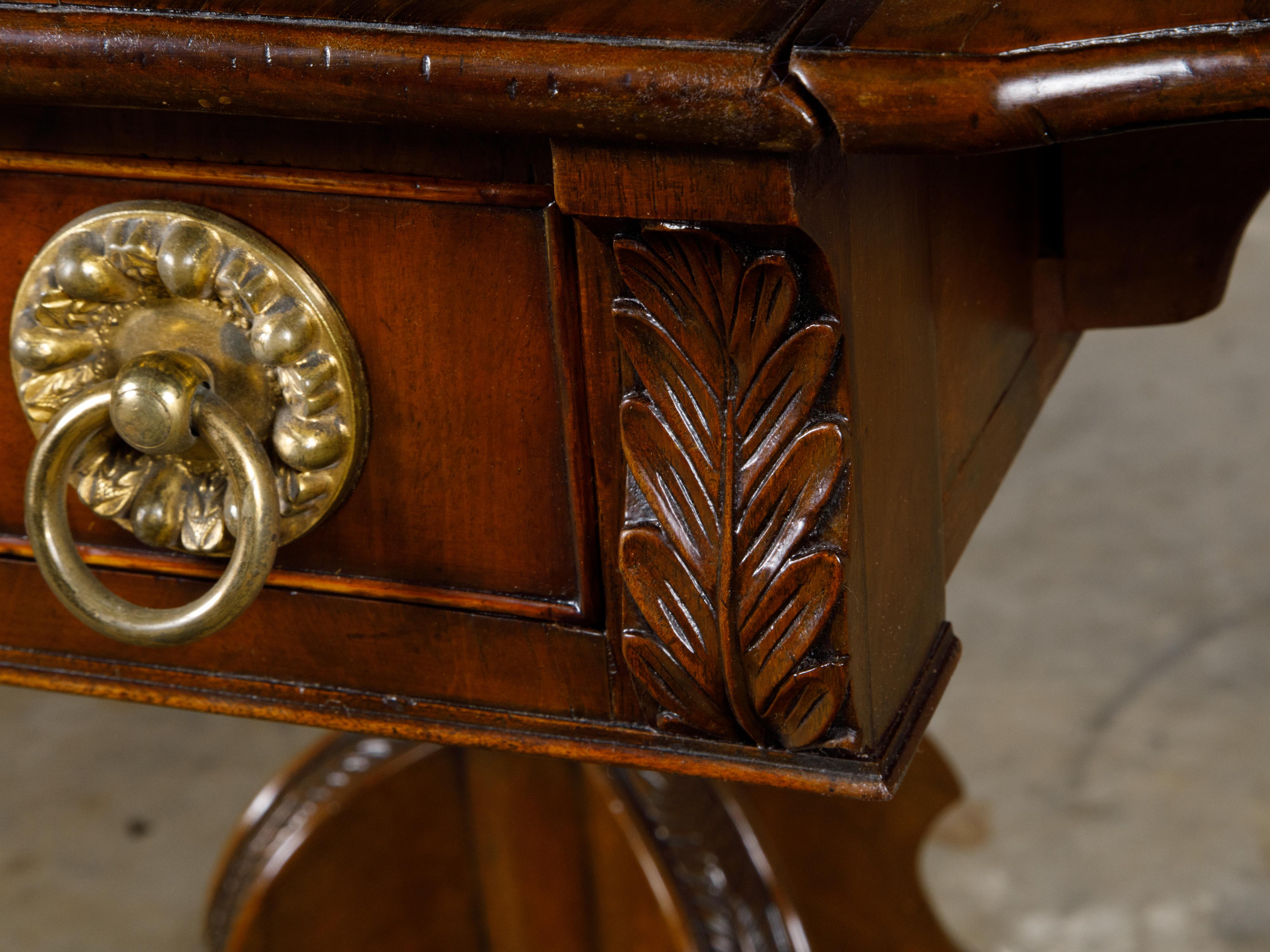 Anglais Table Pembroke anglaise de style Régence avec tiroir, base tripode, pieds en forme de lion en vente