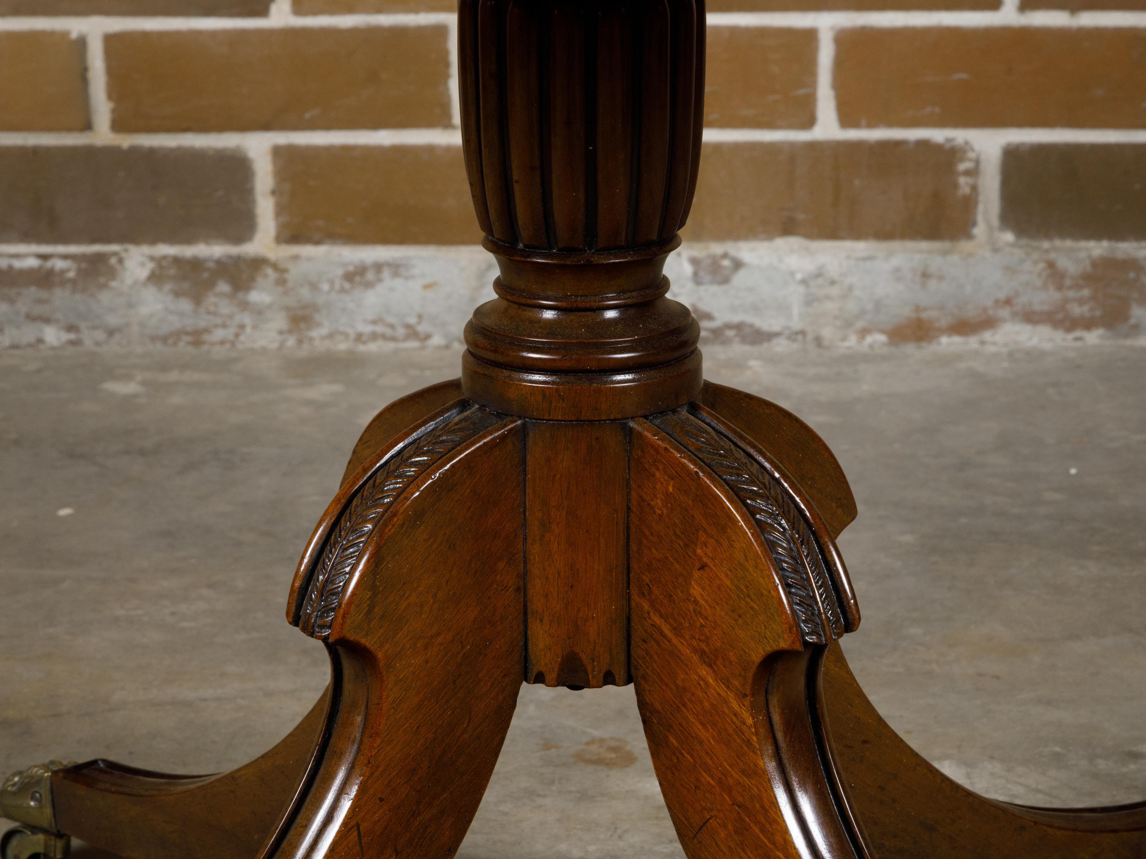 XIXe siècle Table Pembroke anglaise de style Régence avec tiroir, base tripode, pieds en forme de lion en vente