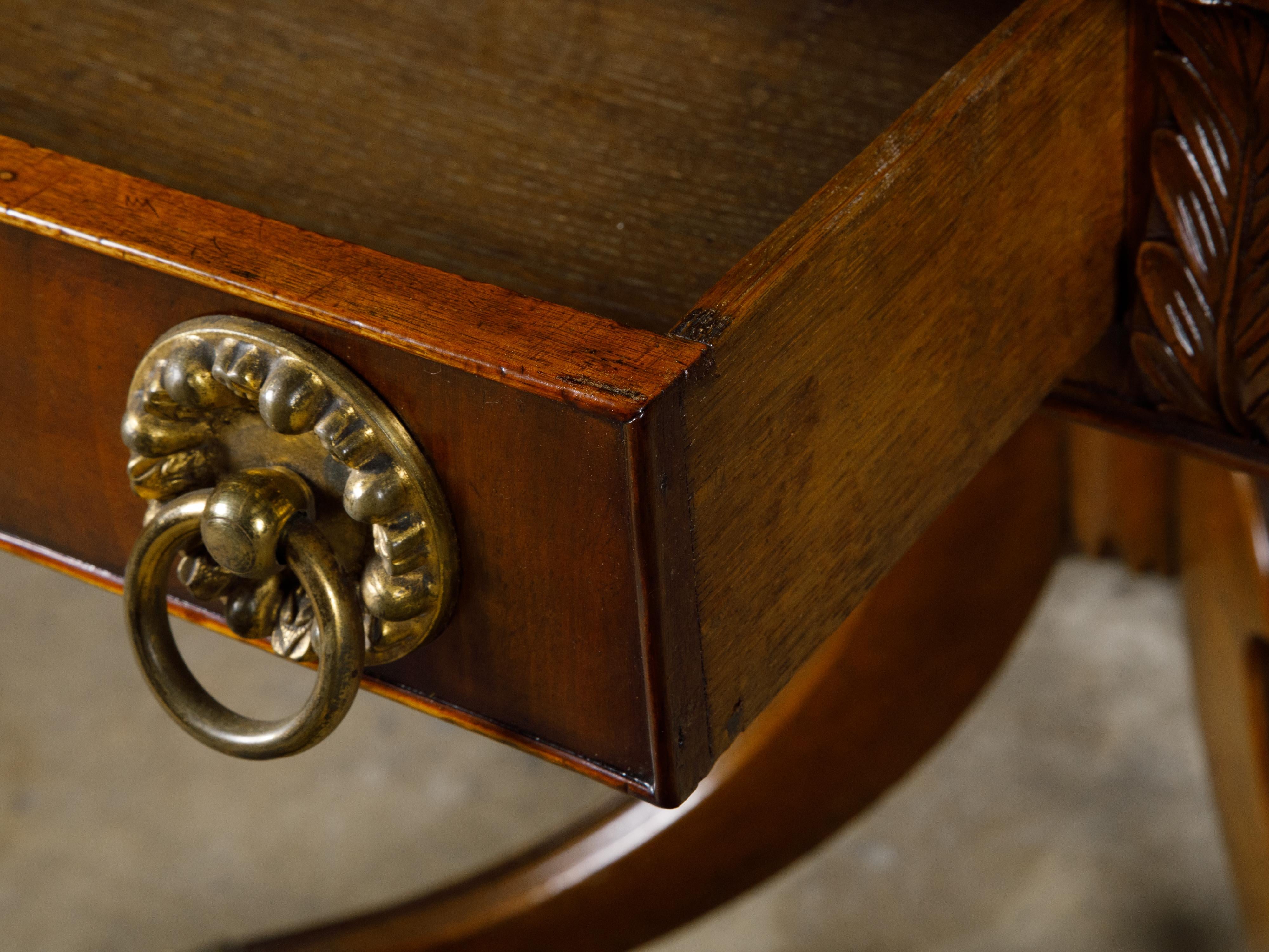 Table Pembroke anglaise de style Régence avec tiroir, base tripode, pieds en forme de lion en vente 1