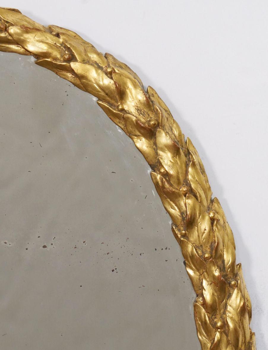 Miroir ovale sculpté en bois doré de l'époque Régence avec motif de feuille de laurier d'Angleterre en vente 3