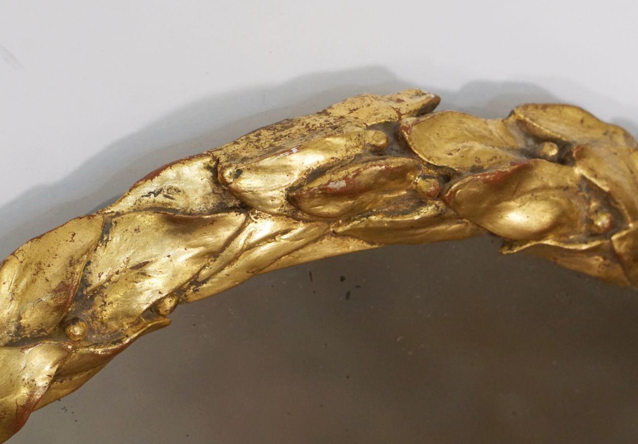 Miroir ovale sculpté en bois doré de l'époque Régence avec motif de feuille de laurier d'Angleterre en vente 4