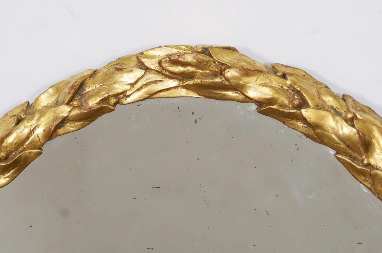 Regency Miroir ovale sculpté en bois doré de l'époque Régence avec motif de feuille de laurier d'Angleterre en vente
