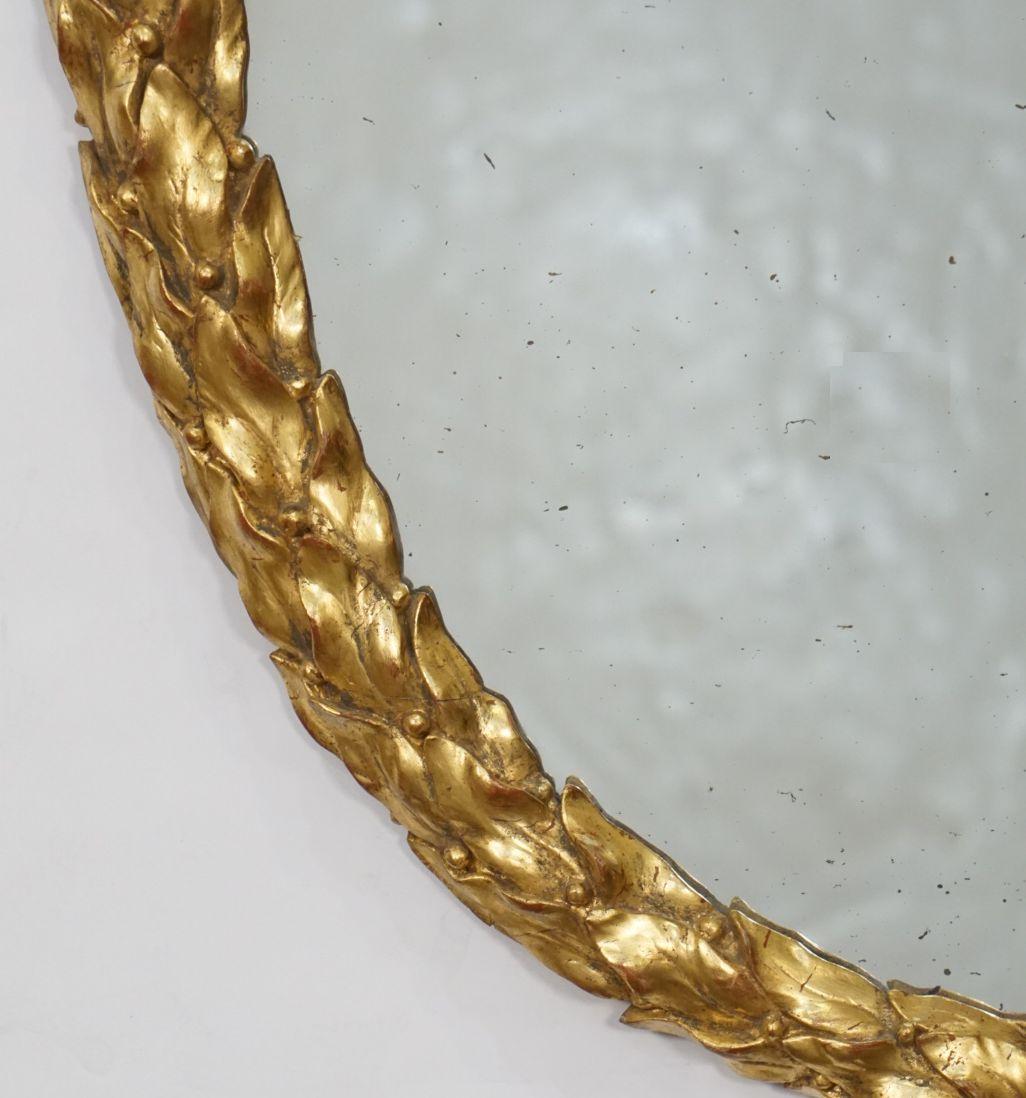 Début du XIXe siècle Miroir ovale sculpté en bois doré de l'époque Régence avec motif de feuille de laurier d'Angleterre en vente