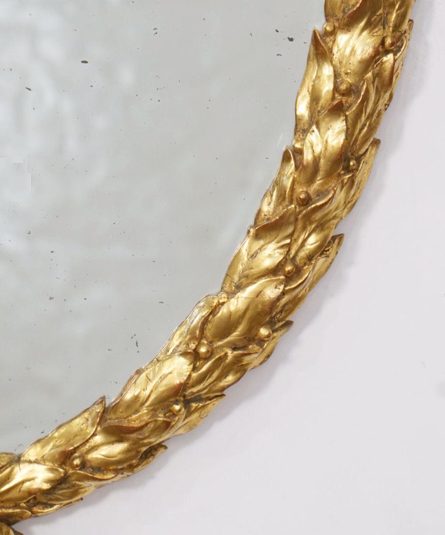 Miroir ovale sculpté en bois doré de l'époque Régence avec motif de feuille de laurier d'Angleterre en vente 1