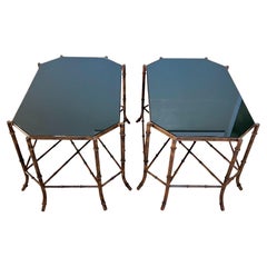 Paire de tables Regency en faux bambou, métal et verre noir