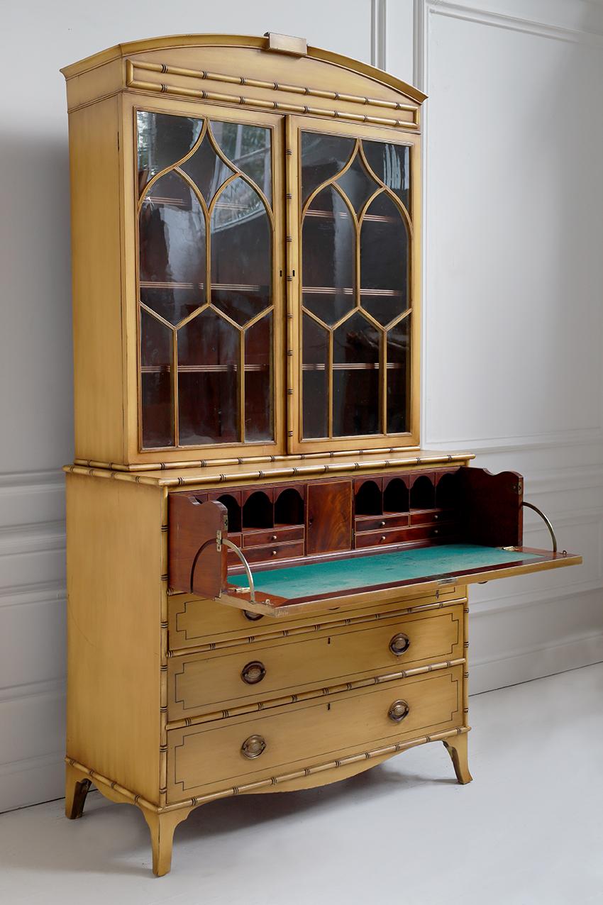 Esempio di fascino e arguzia decorativa del periodo Regency, questa libreria secretaire è realizzata interamente in legno con dettagli che ricordano il bambù. Un elemento distintivo del periodo Regency, spesso utilizzato per introdurre un'influenza