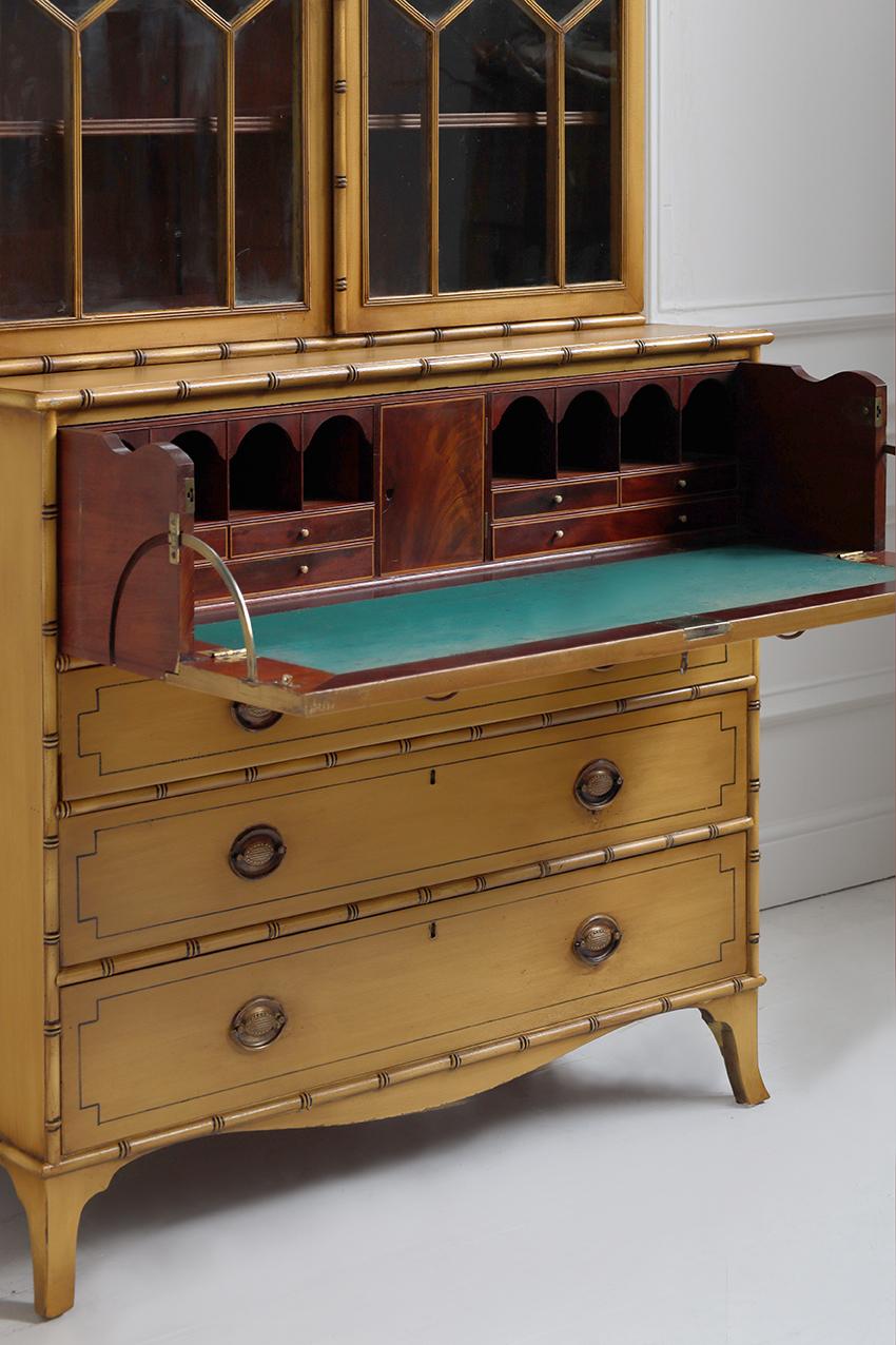 Legno Libreria Secretaire Regency in finto bambù in vendita