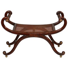 Banc curule en faux bois de rose de style Régence